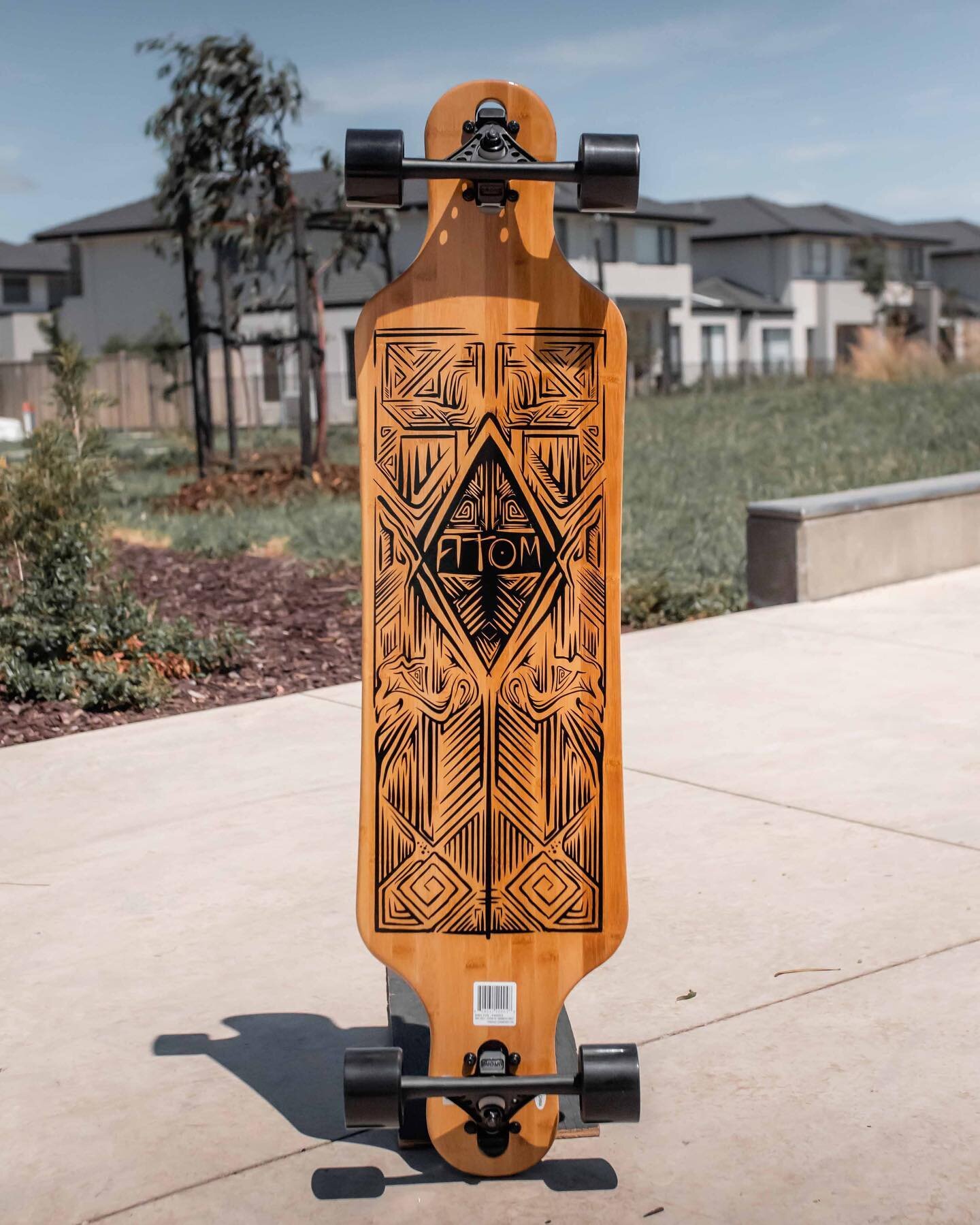 Bamboo / Maple Hybrid 💎 Let the Tiki take you there 🚀

#atomlongboards #atomowners #longboard4life #longboardlove #longboardfreeride