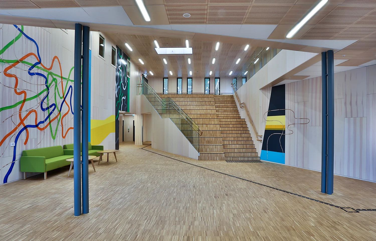 Forbindelseslinjer2016Vannbaserte industrifarger og håndfreste linjer på furufinérveggFoto: Håkon Øvermo