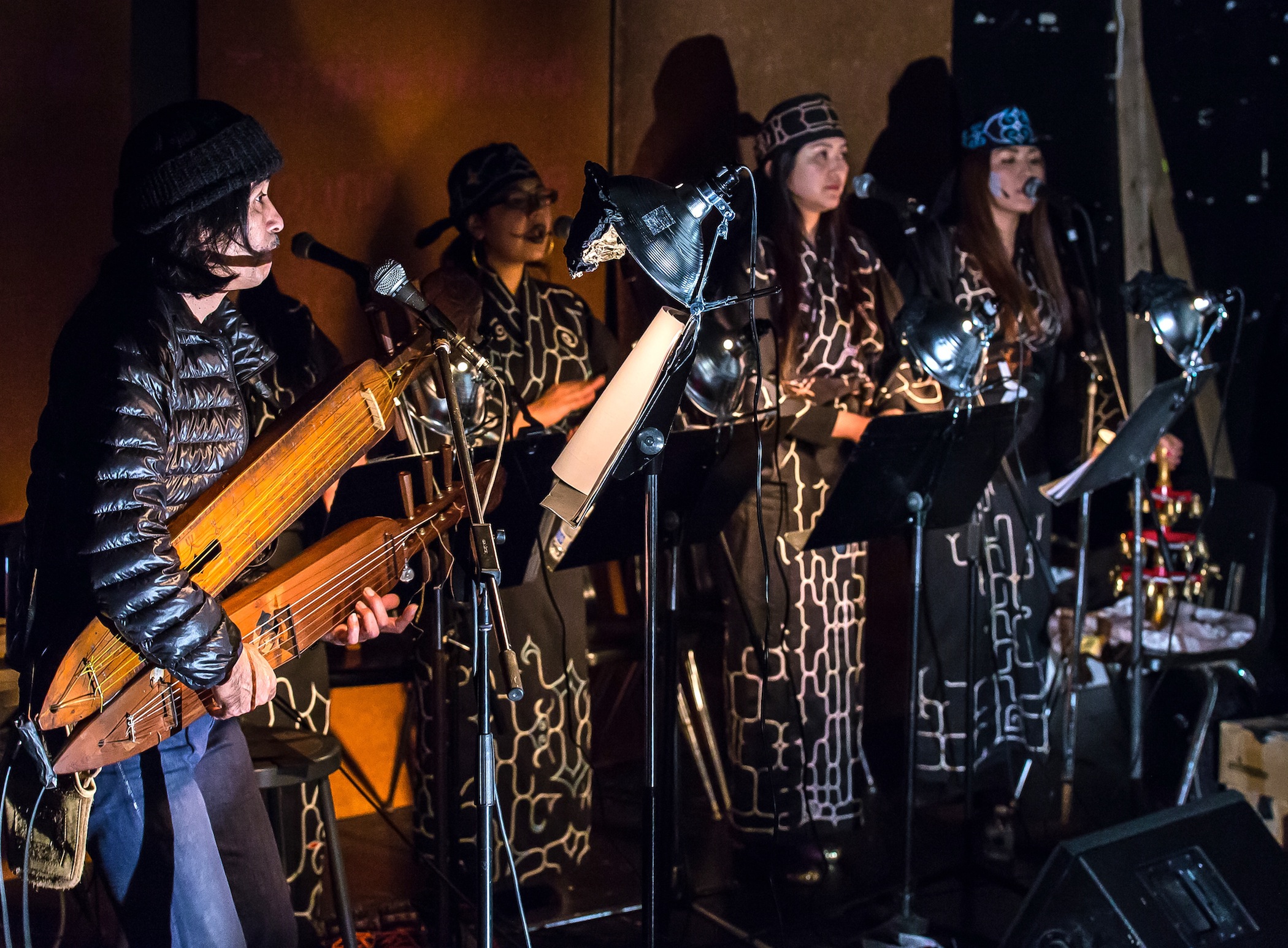 PoroOynaShowPhotoBackstageMusiciansGerardoPerez.jpg