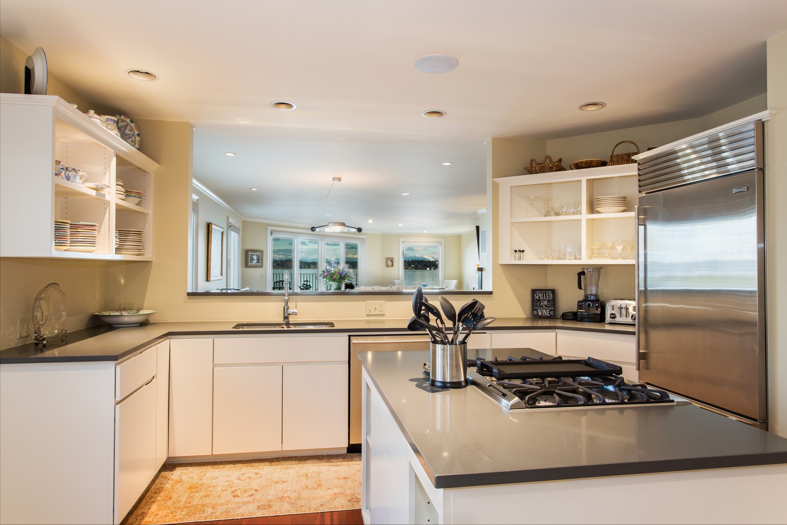 Kitchen 2_tn.jpg