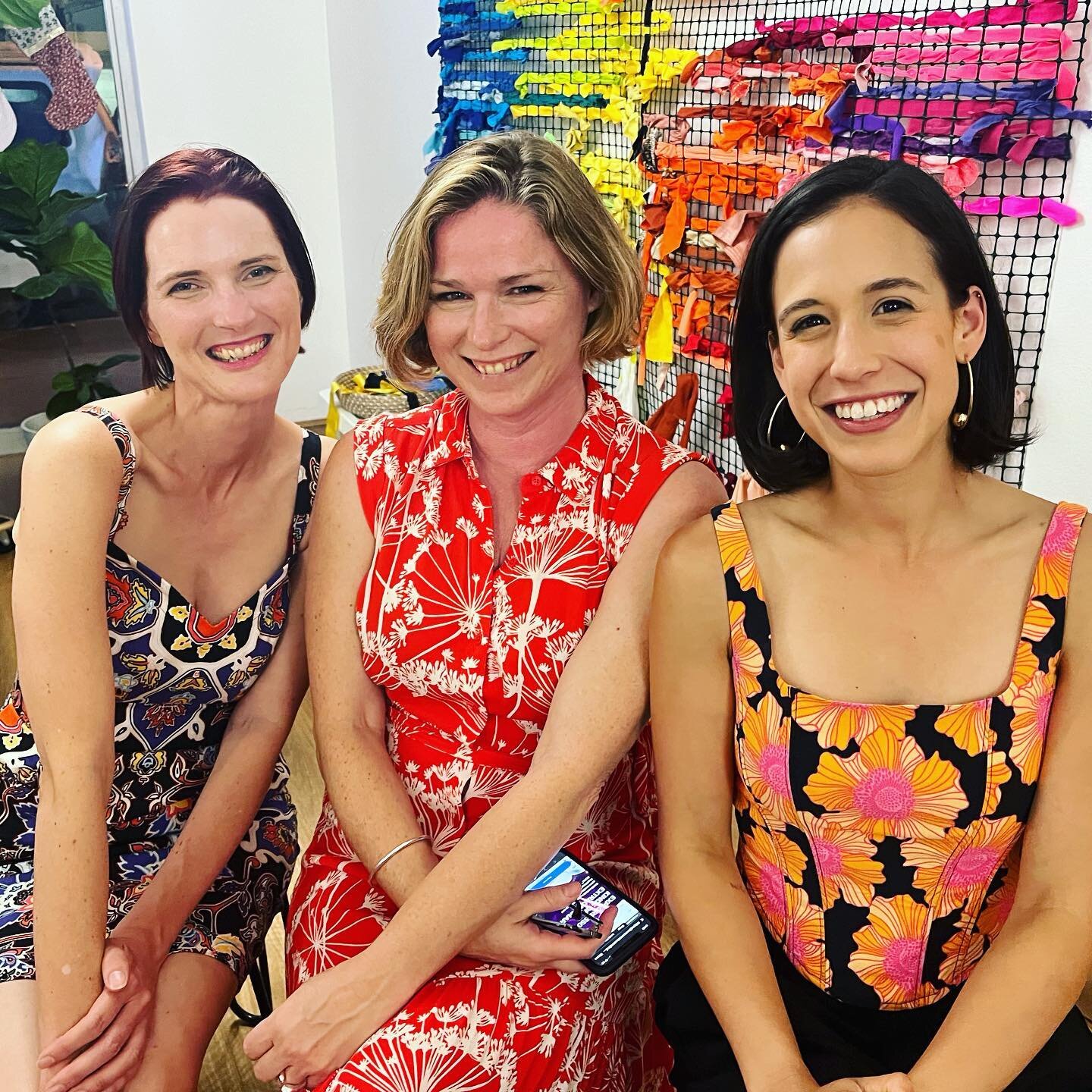 Somehow I have managed to find two women who sometimes wear brighter dresses than me! 🤣 Thanks for the very fun chat 😜Mariana and Danielle 😘

#xmasparty #christmasparty #christmasoutfit #christmasfun #artstudio #creativepeople #creatives #creative