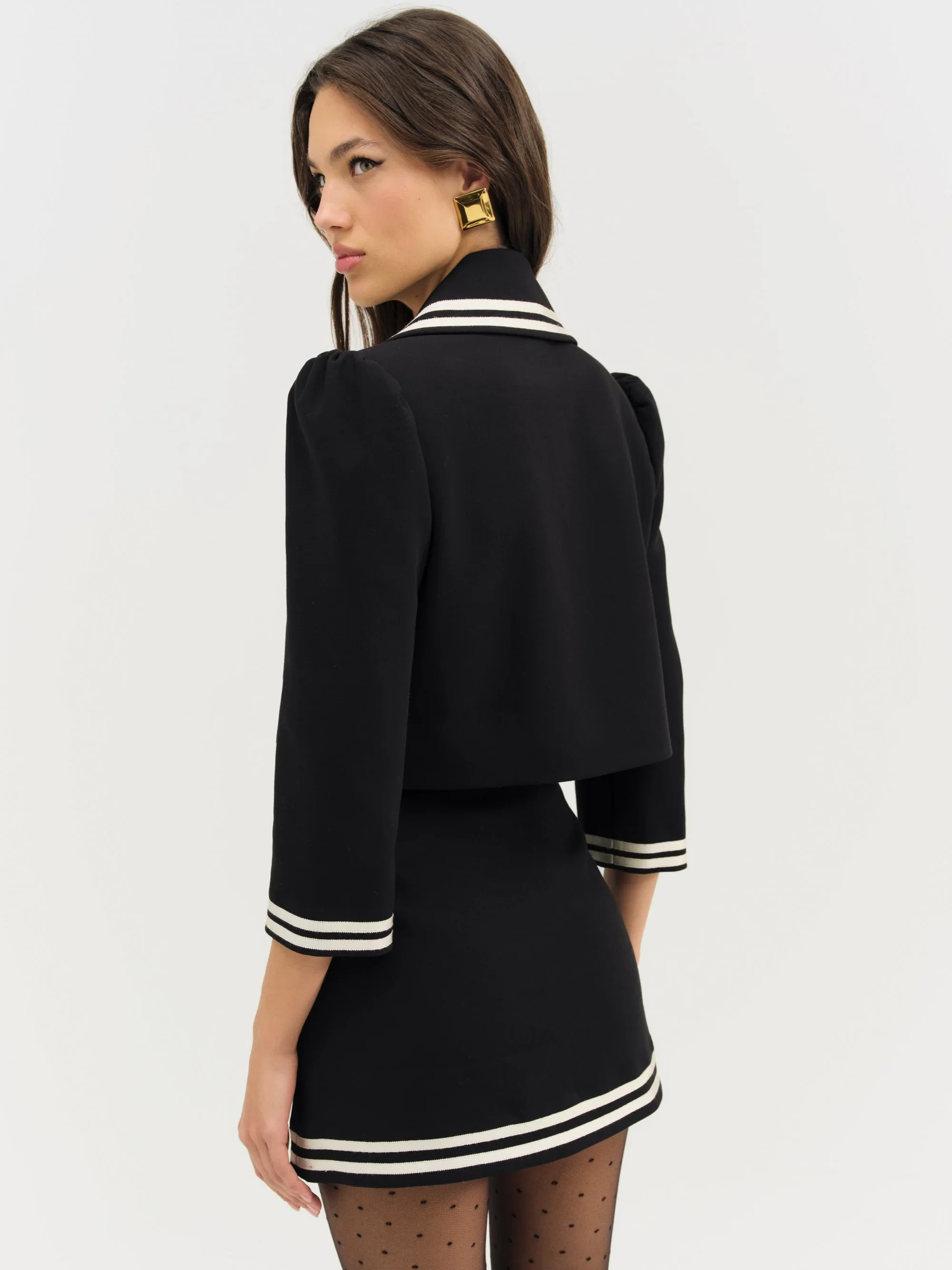 Josie_Blazer_Black_On_Model_3_2000x.webp