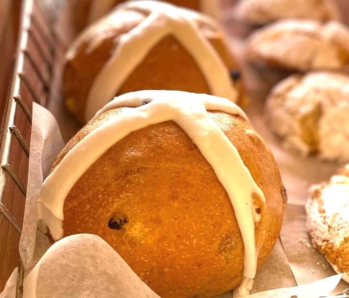 Hot cross buns! 🐰🐣Available every morning this week! We also have colorful packs of Easter egg shaped shortbread! Available while supplies last #easter #eastereastbay #eastbayeats #emeryville #oaklandeats #berkeleyeats