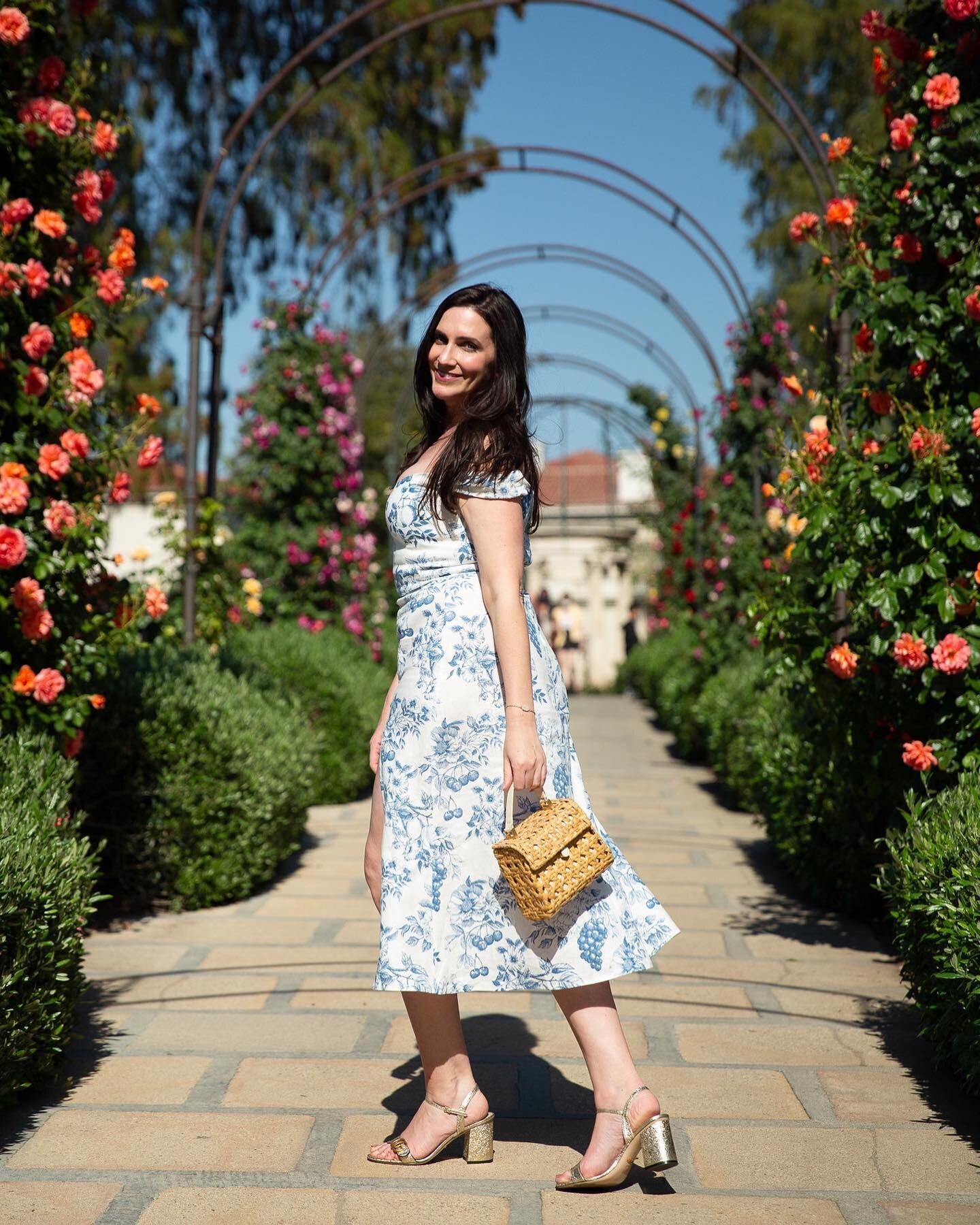 Signing off to literally smell the roses. Actual footage of me in my happy place with @ggilmorephoto There are (secret 🤫) gardens to see, sales to be shopped and marshmallows to be roasted! 💃🏻 Happy 4th! 🎆❤️

#refdress #reformation #refbabe #refr