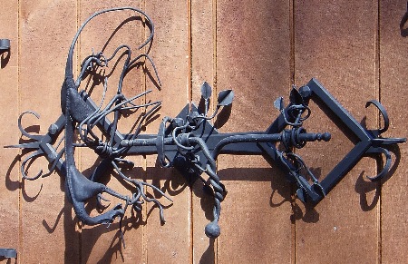 This is the latch in the center of the two doors.