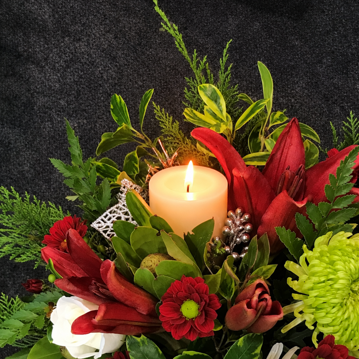 Festive+Candlelit+Floral+Centerpiece.png