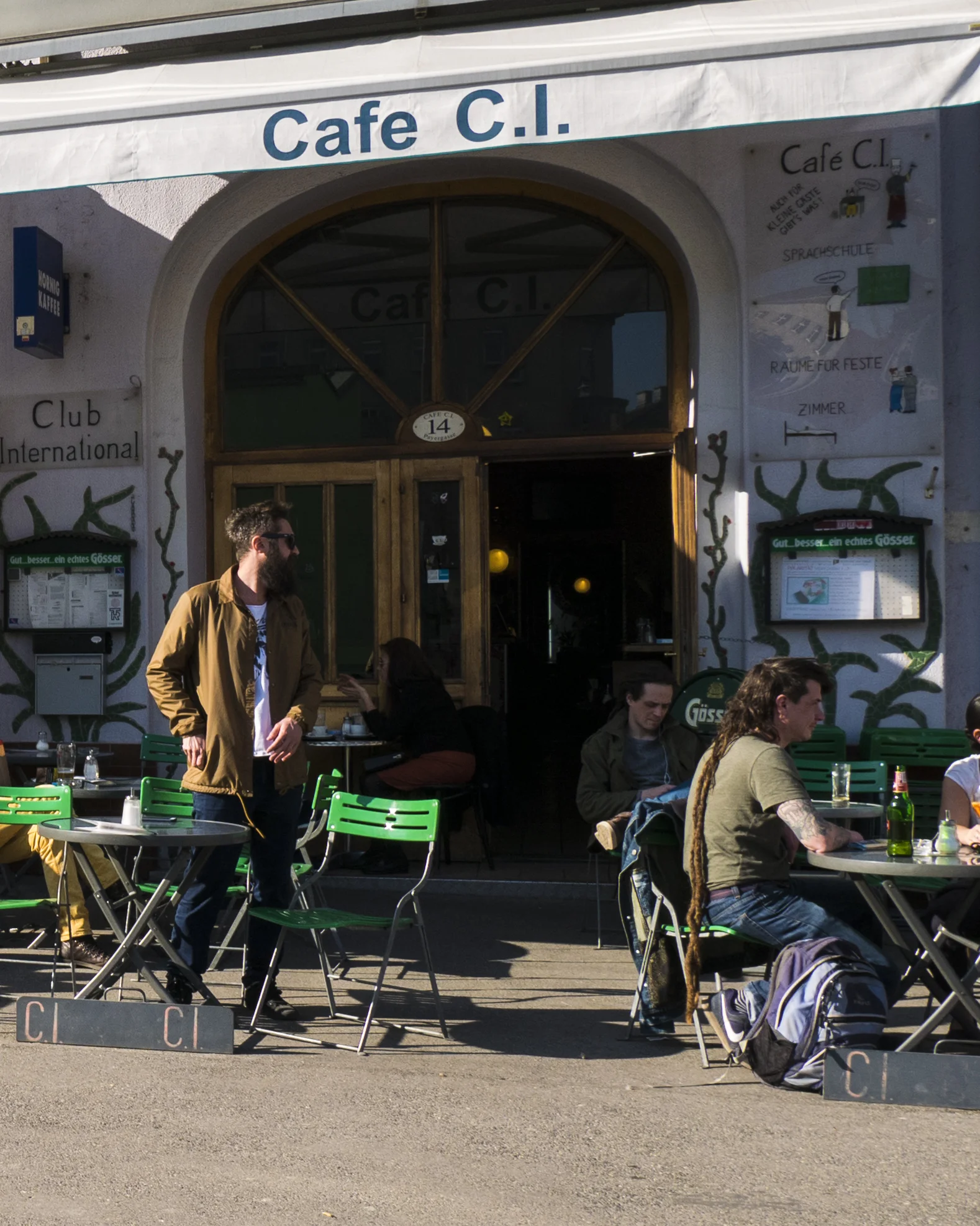 Das Cafe C.I. ist eines der wenigen nicht hippen Lokale am Yppenplatz und das einzige das bereits um 09.00 Uhr morgens seine Pforten öffnet und Frühstück anbietet. Es gibt akzeptable Hausmannskost, keine sonderbaren Getränkeexperimente sondern einen bodenständigen Spritzer oder Bier. 