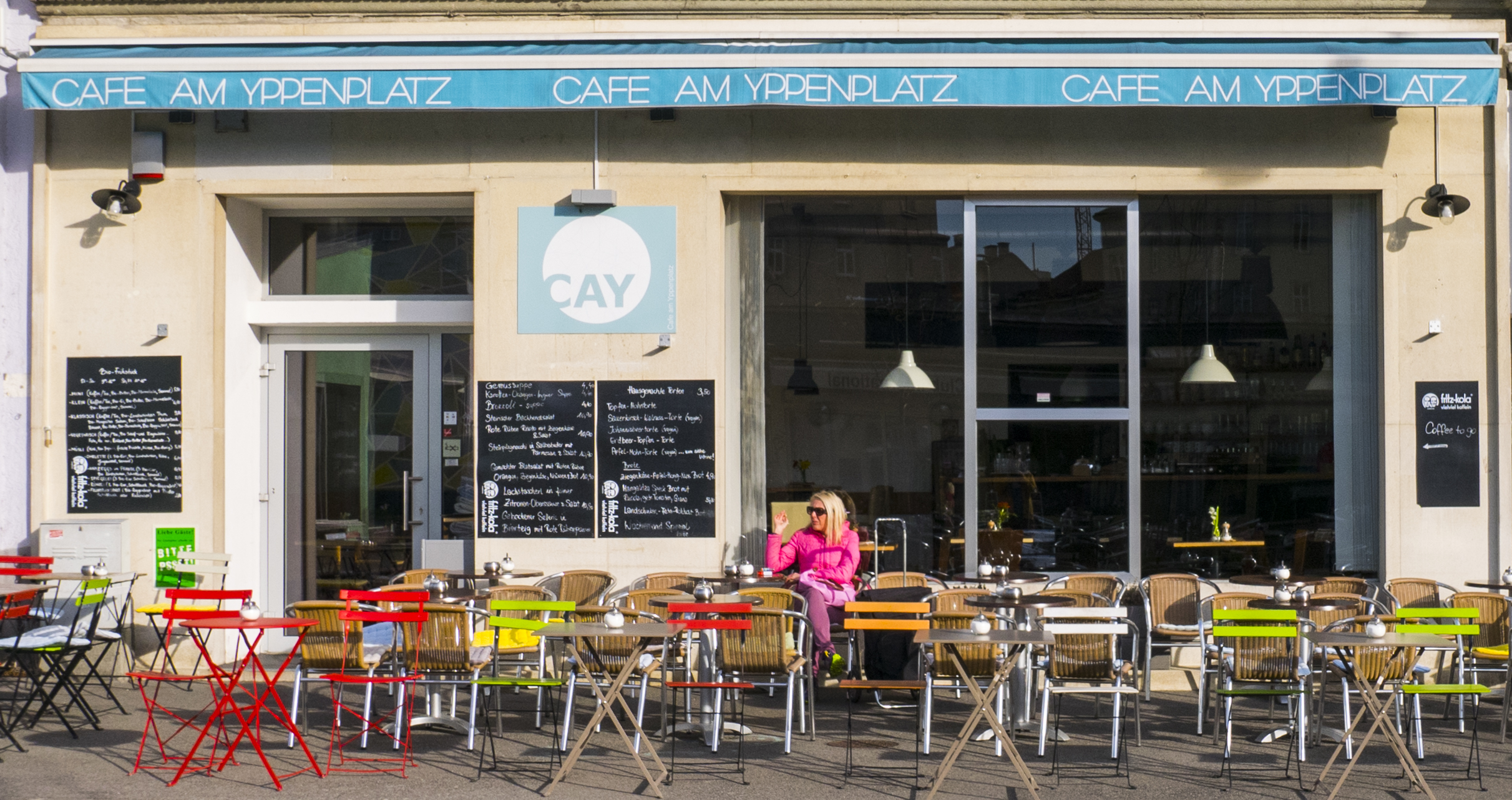 Das Cafe am Yppenplatz hat eine super Sonnenlage. Der Kellner ist immer sehr verplant aber freundlich. Geboten werden österreichische Gerichte, mit Bio Zutaten. Es ist essbar und eine Alternative sollte es im Dellago keinen Platz geben.