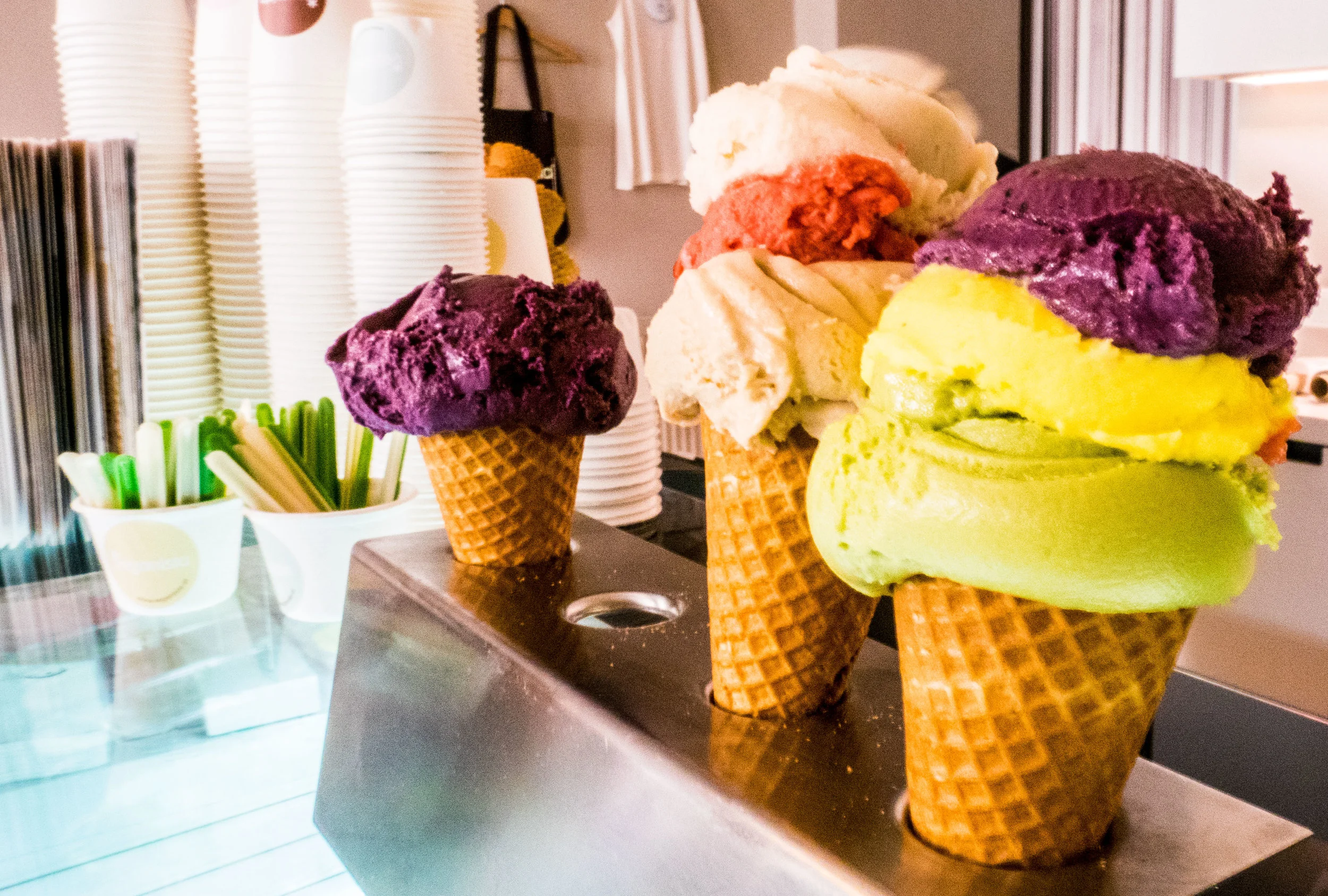 Man möchte es nicht glauben aber mein absolutes Lieblings-Eis in Wien ist das vegane Eis von " Veganista ". Mittlerweile gibt es vier Veganista-Läden und das zu recht. Jeden Tag wird man von außergewöhnlichen Sorten überrascht, wie beispielsweise heute von Heidelbeer-Lavendel, Nektarine und Erdbeer-Agave. Toll ist auch dass man eine Kugel teilen in auf zwei Sorten aufteilen kann und so ganz viel ausprobieren darf. Auf den Fotos sind übrigens zwei Kugeln zu sehen. Adressen und Kontakt: Neustiftgasse 23, 1070 Wien, 12.00 - 23.00Uhr 