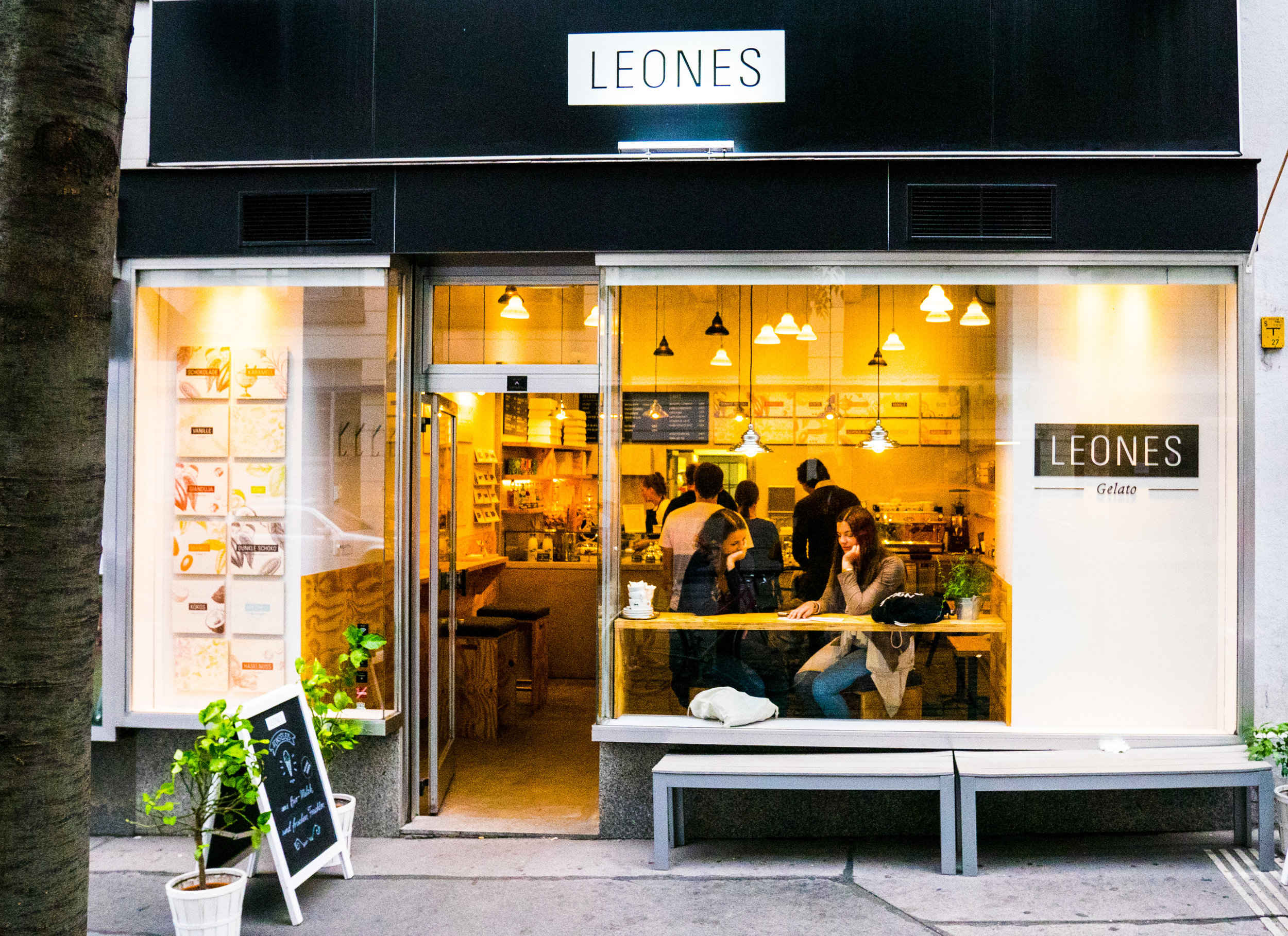 Im Leones Eis Laden gibt es Slow-Food-Eis und es schmeckt lecker! Wenn man im Abstand von ein paar Tagen hingeht gibt es immer wieder neue Sorten. Das Eis wird aus Bio Milch vom Waldviertler Biohof Koppensteiner hergestellt. Die Sorten sind nicht besonders ausgefallen, sondern eher bodenständig. Besonders ist, dass das Eis in Pezzetti präsentiert wird. Verschlossene vintage Metallbehälter die das Eis vor Luft und Licht schützen. Adresse und Kontakt: Lange Gasse 78, 1080 Wien Mo-So, 12:00-21:00Uhr