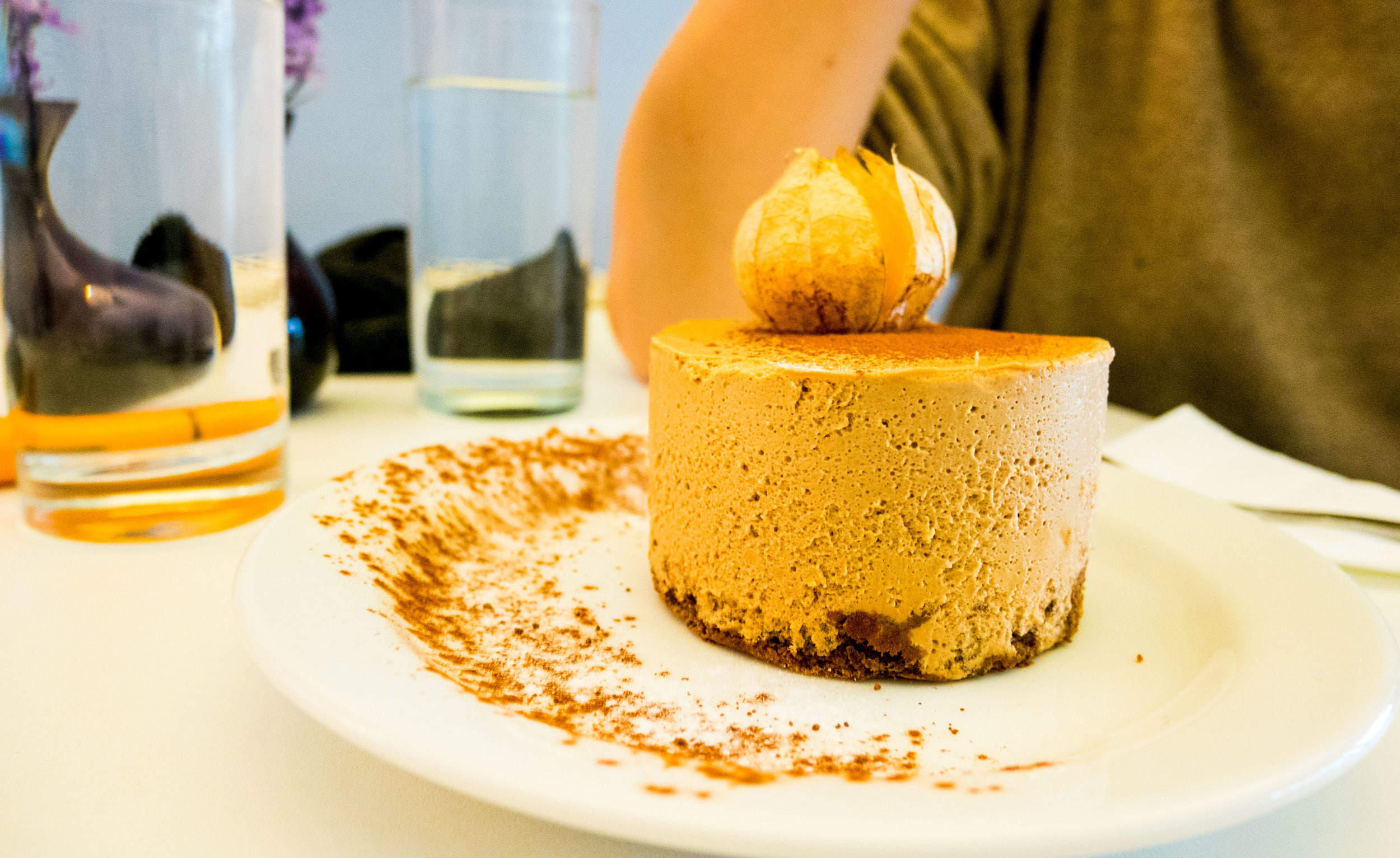 Die Pilgramgasse ist ja nicht gerade der Hotspot für Food und Lifestyle in Wien. Die Kuchenbar Roris Finest Sweets ist jedoch ein Leuchtturm an Leckerheit in dieser sonst eher vernachlässigten Straße. In Kinderzimmerähnlicher Atmosphäre gibt es dort Britisch-Französische (mehr als) Küchlein die einem ein Lächeln auf den Mund und Gold auf die Hüften zaubern. Adresse und Öffnungszeiten: Pilgramgasse 11, 1050 Wien, Mo-Fr. 09.00-19.00 Uhr Sa. 10-17 Uhr