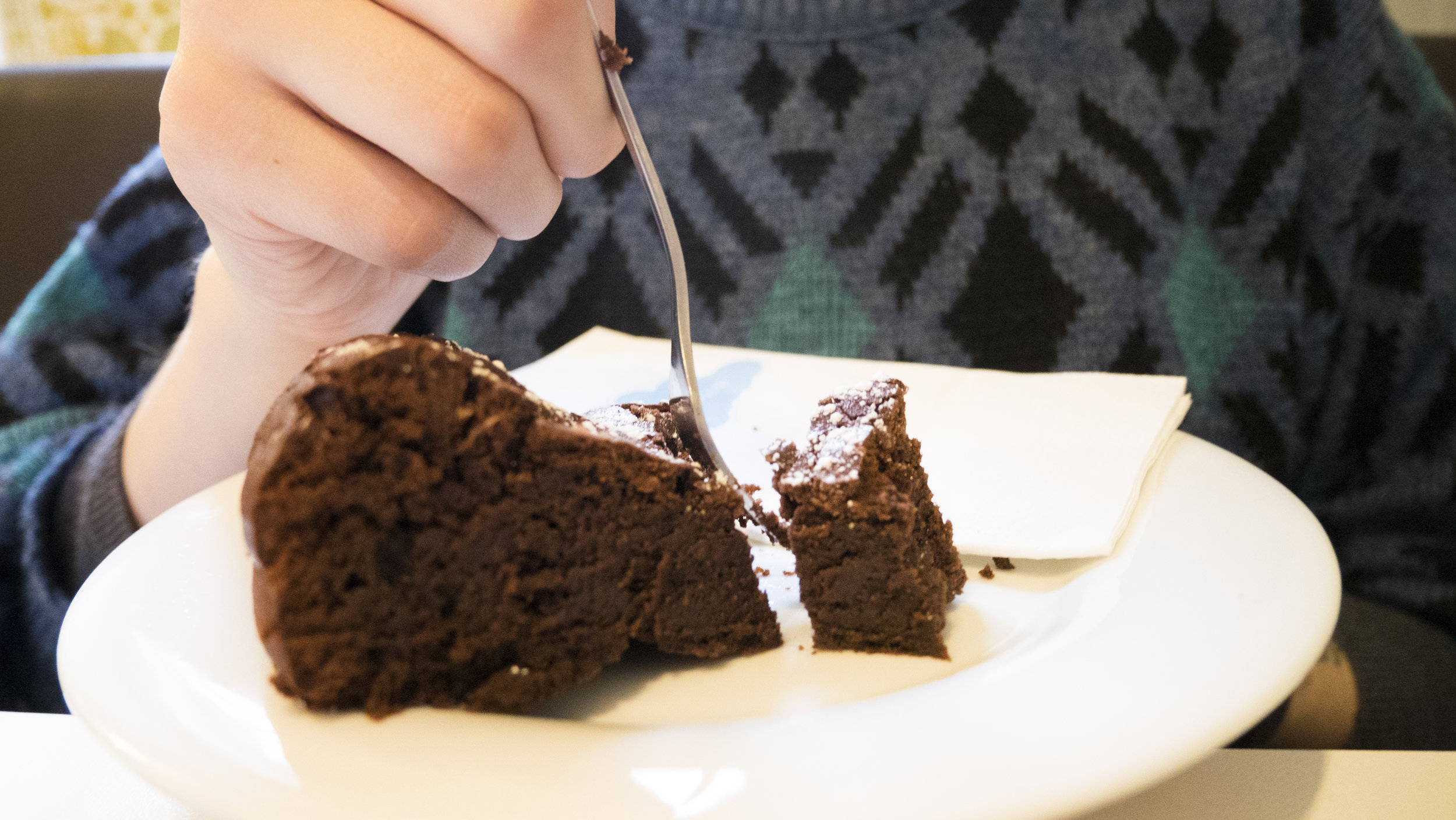 Das Cafe Himmelblau ist eine Institution am Kutschkermarkt. Nicht nur dass es eine schier unglaublich große Auswahl an täglich frisch gemachten Kuchen gibt, es ist auch voller freundlichem Personal, nett eingerichtet und es ist sehr Kinderfreundlich und zieht daher auch viele Jungfamilien an. Die Stimmung ist toll und lebendig und wie gesagt die Kuchen super. Adresse und Öffnungszeiten: Kutschkergasse 36, 1180 Wien, Mo-Fr 8-21 Uhr u. Sa/So/Feiertage 8-18 Uhr