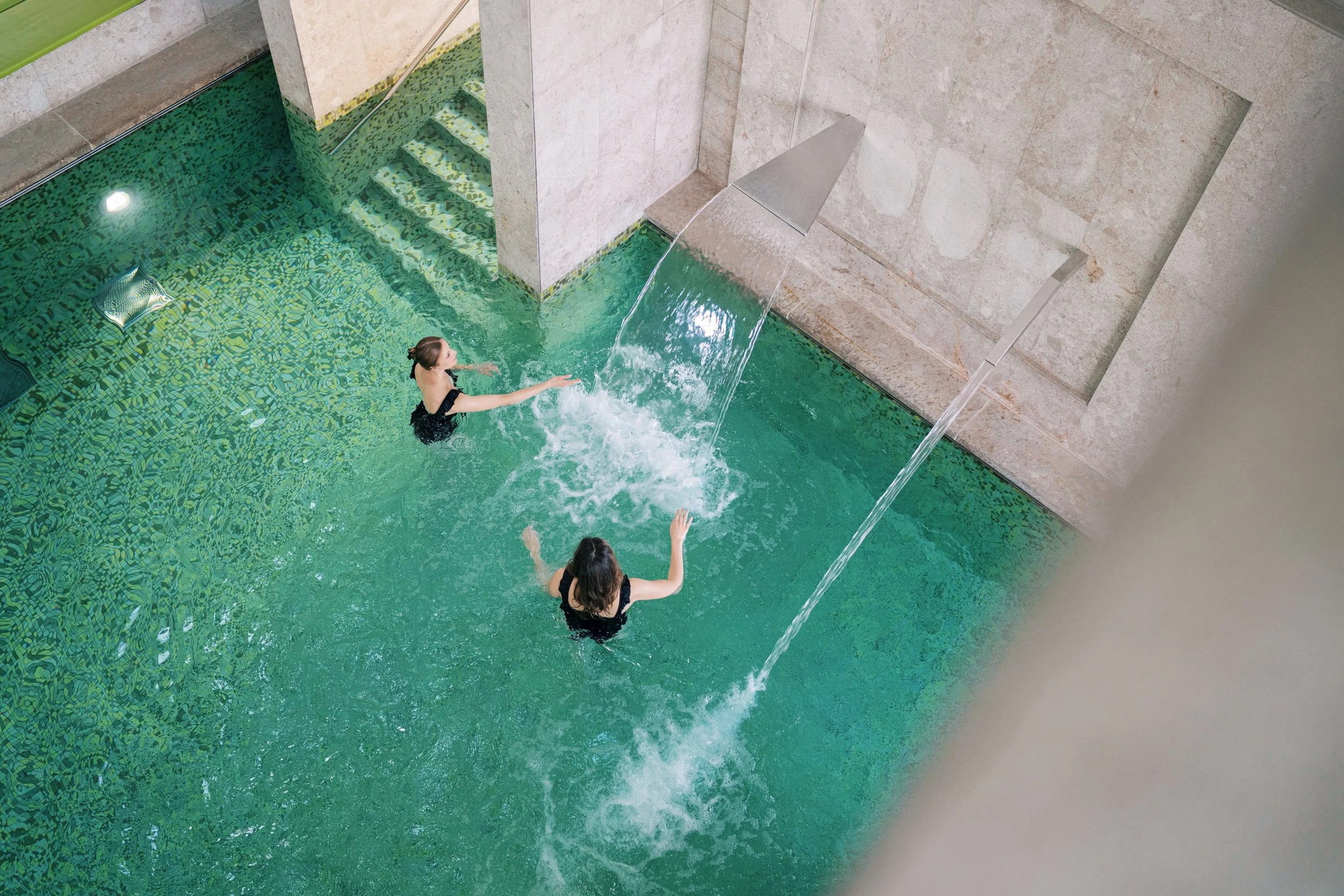 Esperienza di aquafloating nella piscina termale durante il retreat ANTAR.