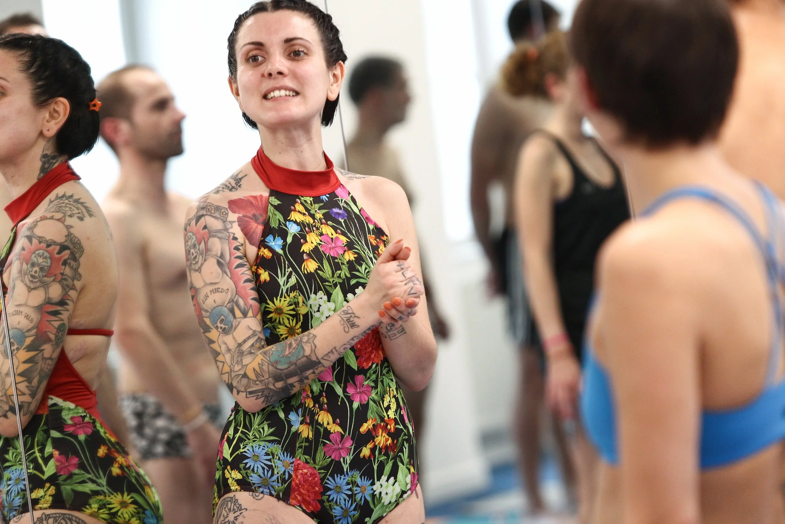 Cleo spiega la pratica a un gruppo di allievi.