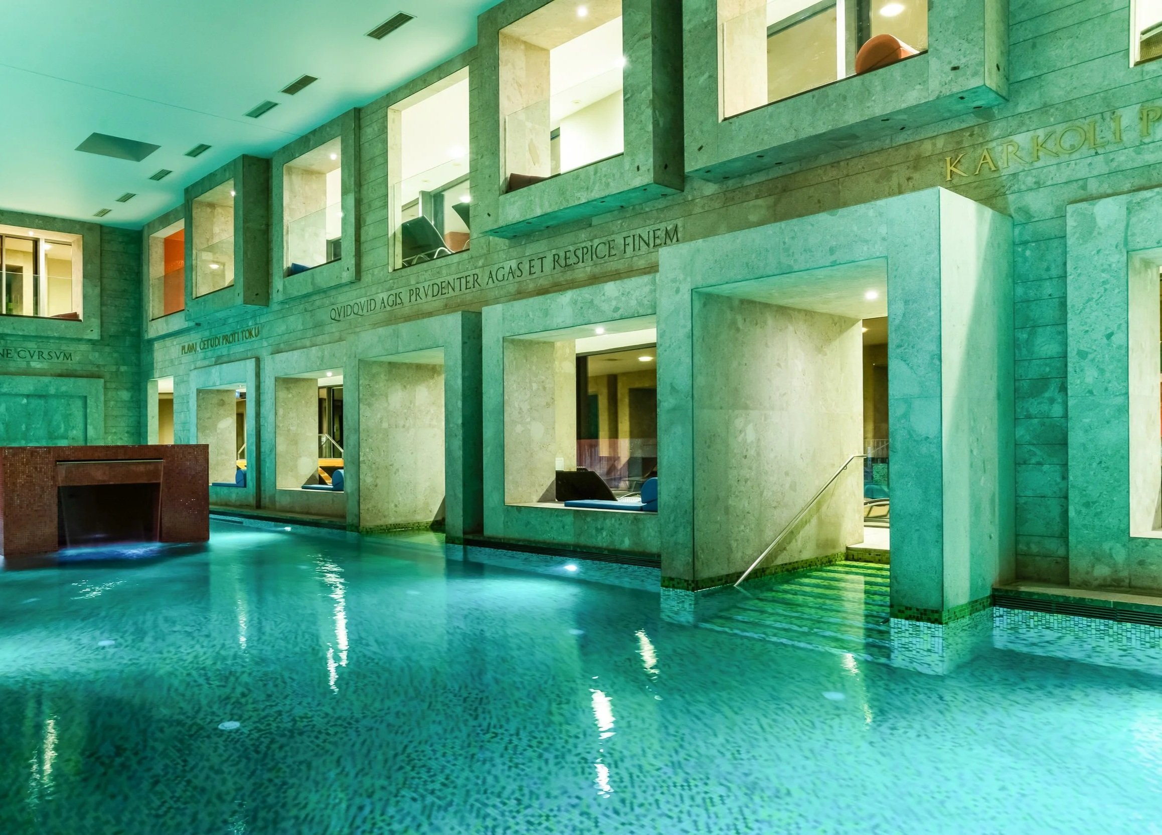 Piscina termale interna delle Rimske Terme in Slovenia.