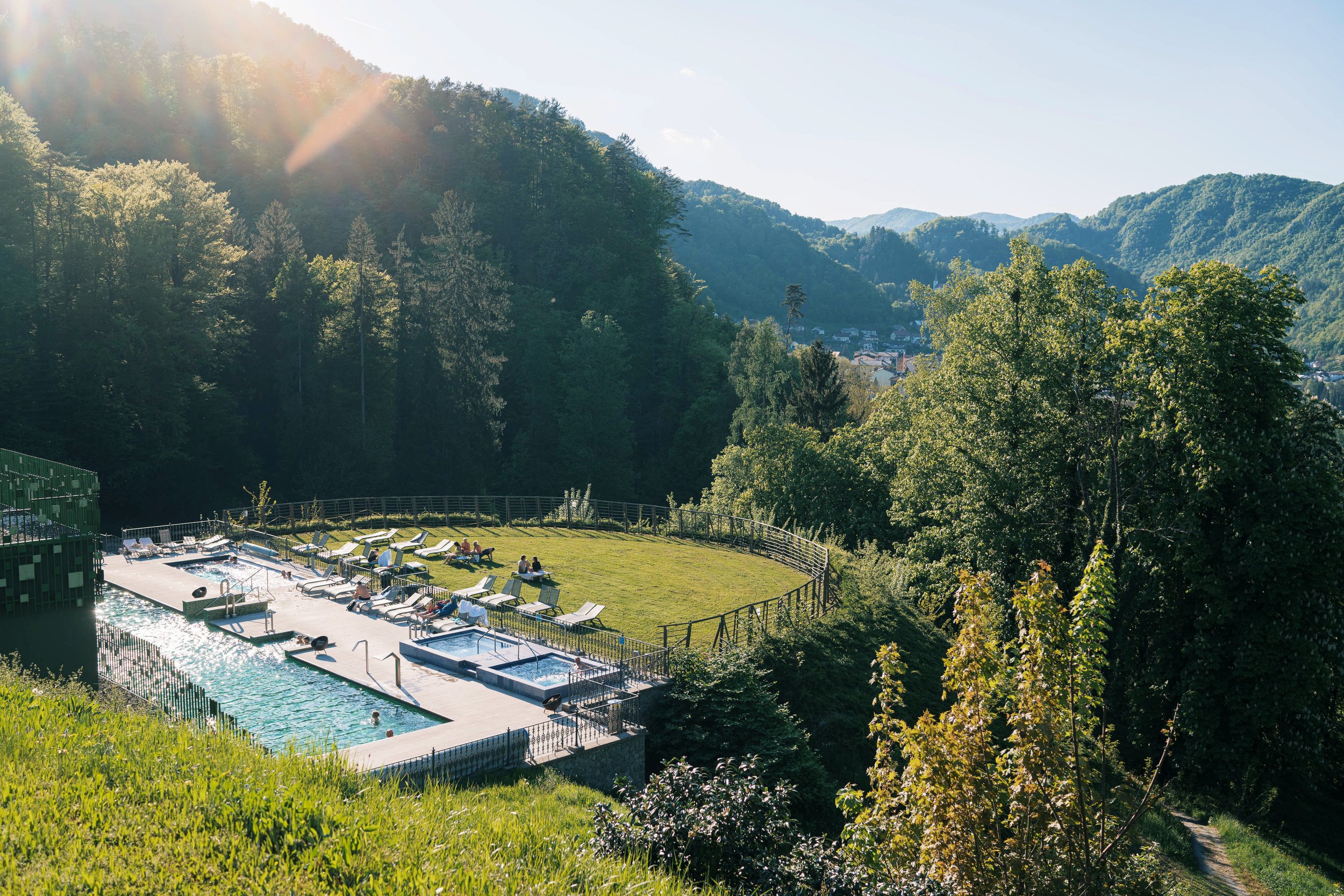 Piscine termali esterne delle Rimske Terme immerse nel verde della Slovenia.