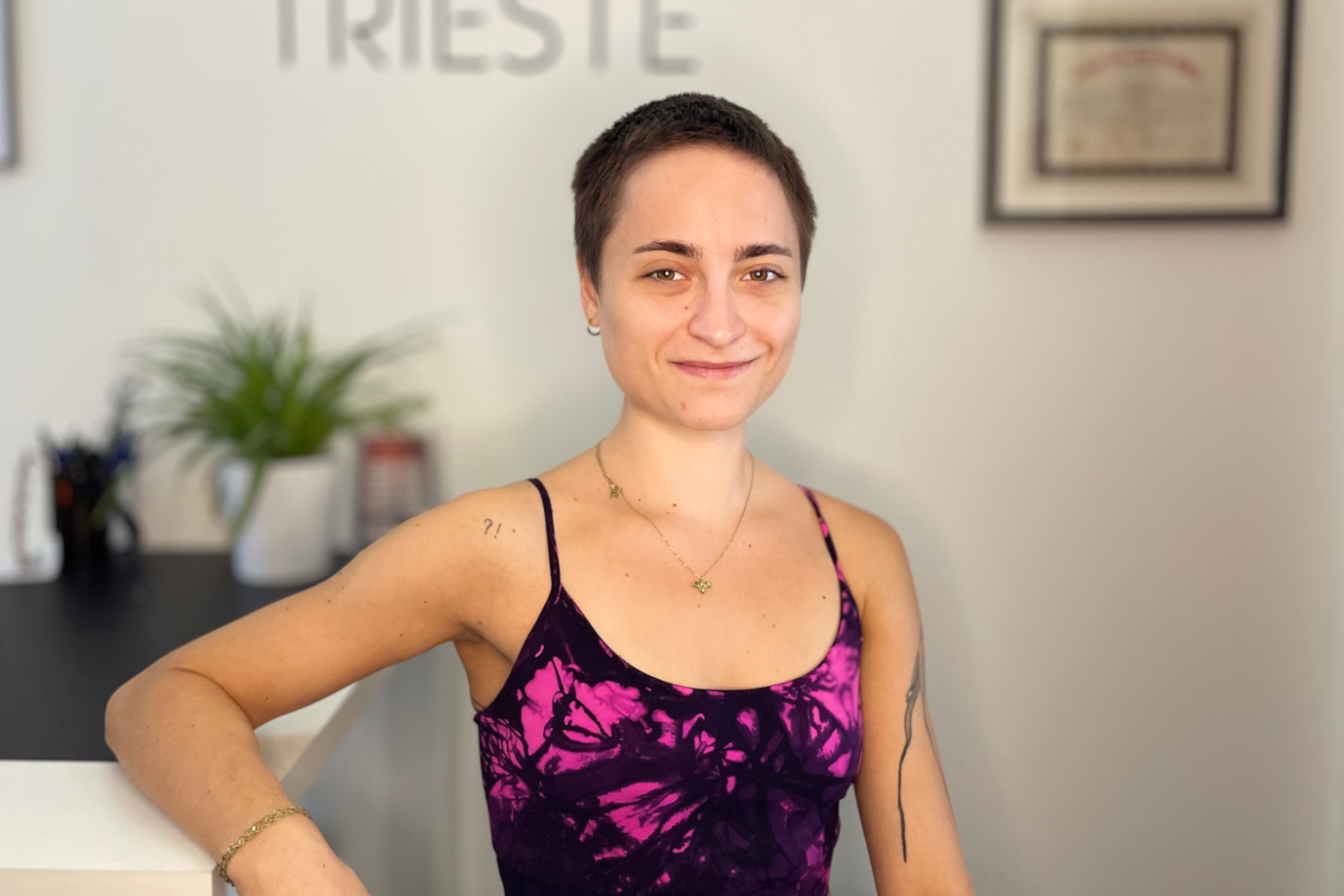 Marta Insegnante Yoga Trieste seduta in studio reception
