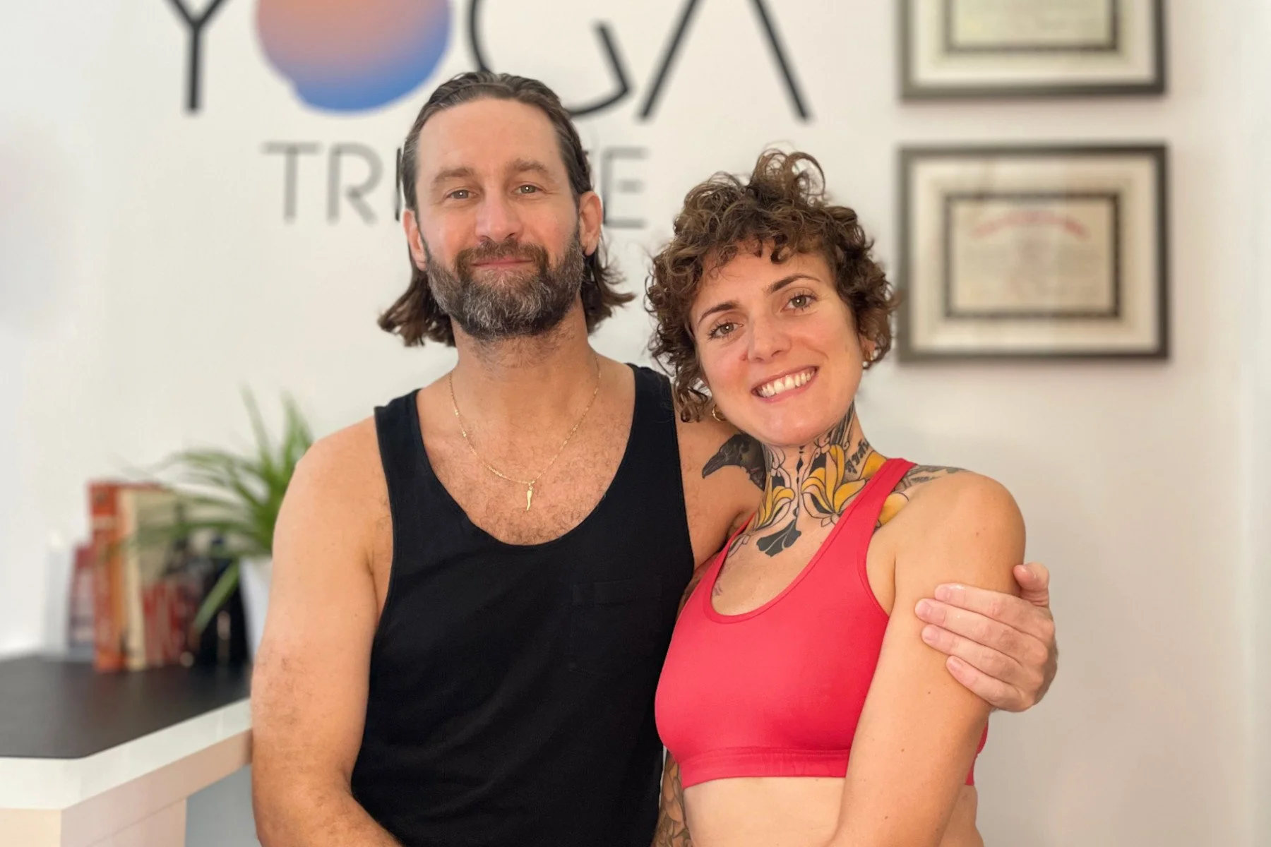 Ben e Cleo, fondatori di Yoga Trieste, insieme nello studio di Piazza San Giovanni a Trieste.