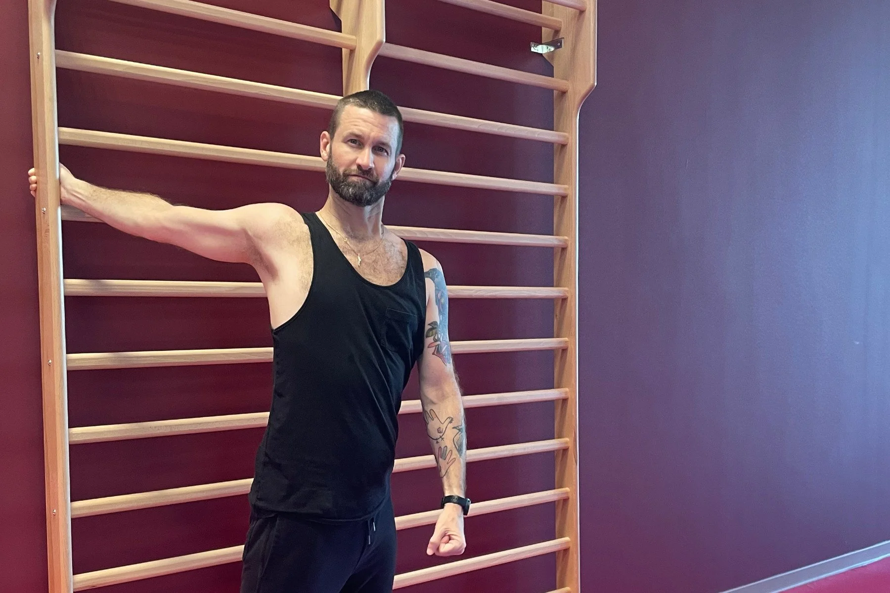 Ben fa allungamento prima di una lezione di yoga