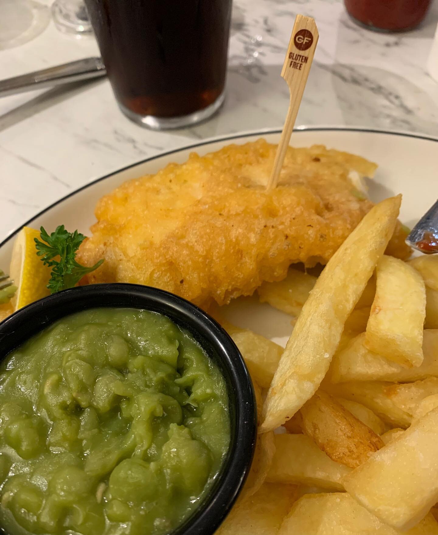 Oooooh one of the best Gluten-free fish &amp; chips we&rsquo;ve had. Perfectly crisp and tasty batter. 
#glutenfree #glutenfreeholidays #glutenfreekids #fishandchips #whitby #familymealsout #familyholidays #eatingout #coeliac #celiac #celiactravel #c
