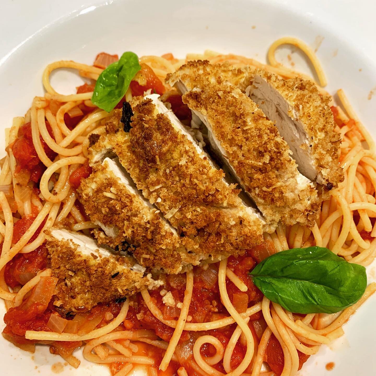 My tiny tums cannot get enough of this @pinchofnom Chicken Milanese with spaghetti Pomodoro.
Using @barilla sans gluten spaghetti. 
I always blend the loaf crusts to make gluten-free breadcrumbs and freeze until I need them.
.
#GF #glutenfree #noglut