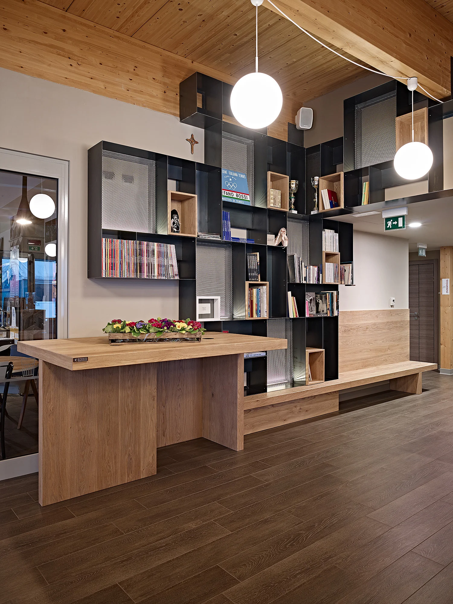 Inserire una biblioteca all’interno di una palestra è un gesto provocatorio ed inaspettato. Ogni pensiero che possiamo definire “folle” diventa nel tempo assolutamente normale, ed in molti casi necessario ...