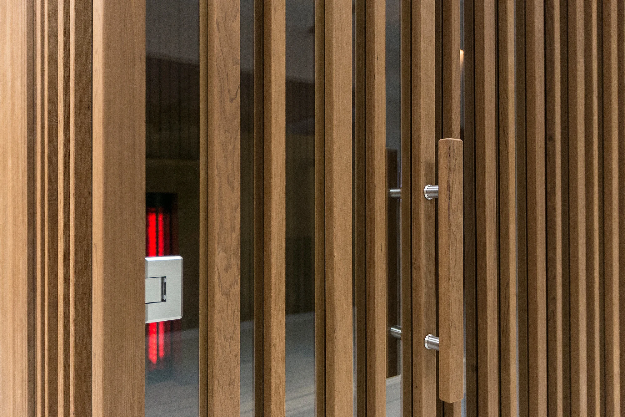 Irridia è una sauna ad infrarosso per questa caratteristica può essere facilmente installata in ogni ambiente abitativo, oltre ad essere un oggetto molto richiesto anche nell’hotellerie per aumentare l’offerta alberghiera, inserendola all’interno delle stanze. Per questo motivo si è scelto di non avere un guscio completamente trasparente, ma di avere un effetto “vedo/ non vedo”.