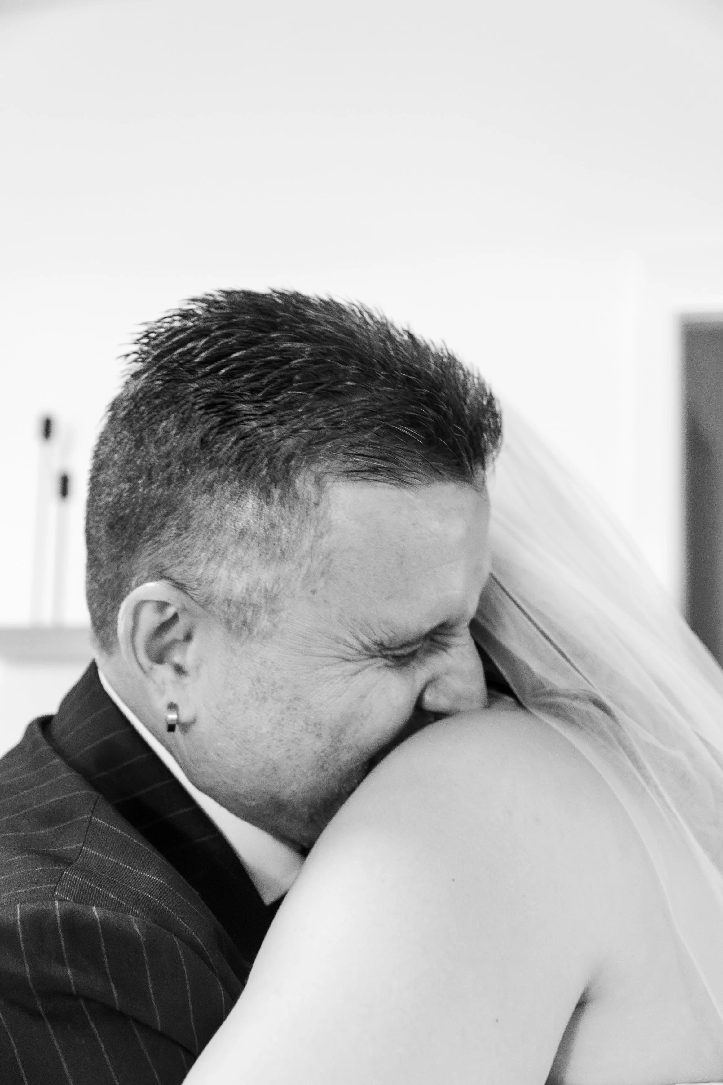 Un homme et une femme s'embrassent dans une étreinte affectueuse.