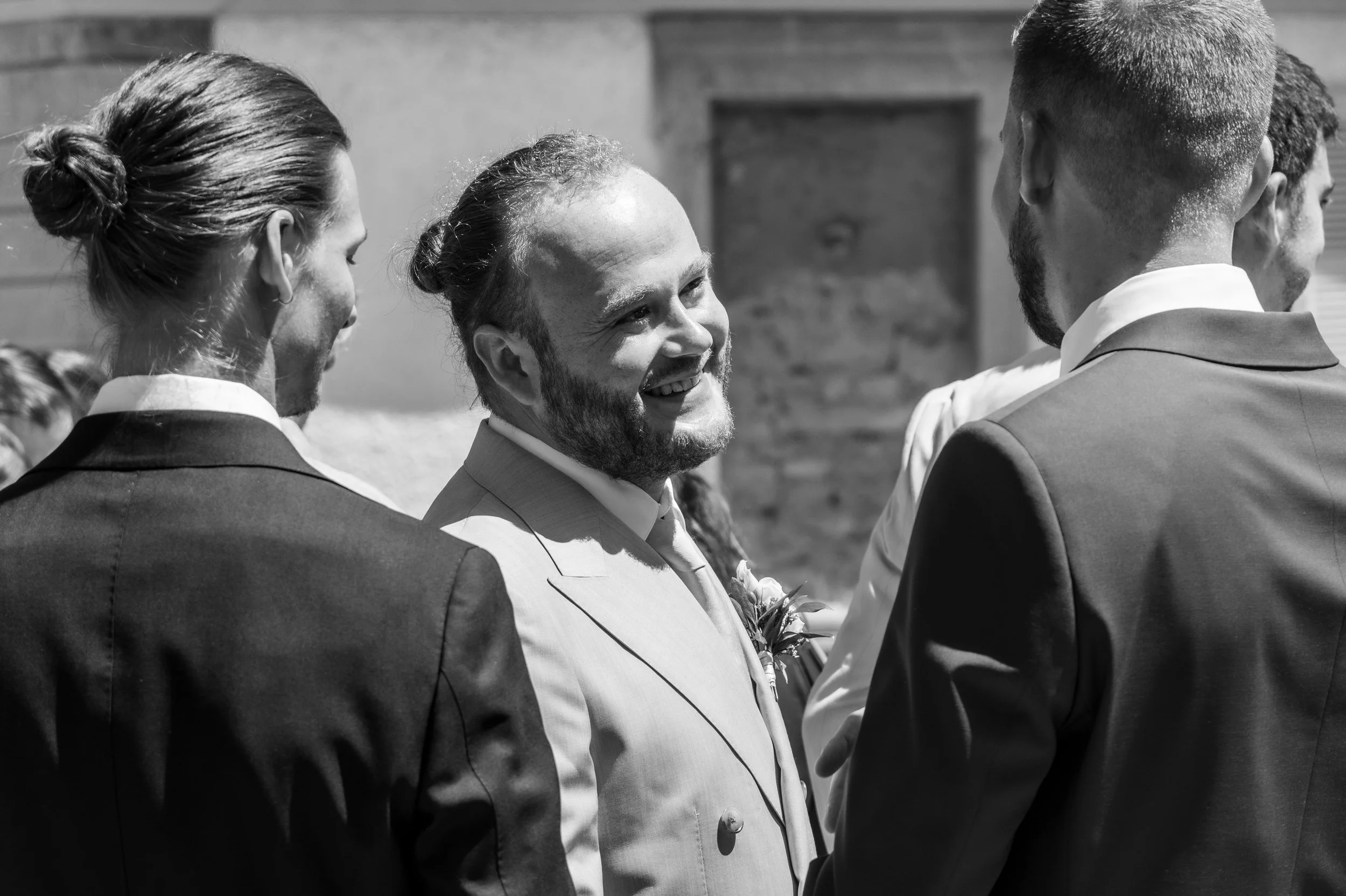 Groupe de personnes habillées formellement lors d'une cérémonie, heureux, en conversation.