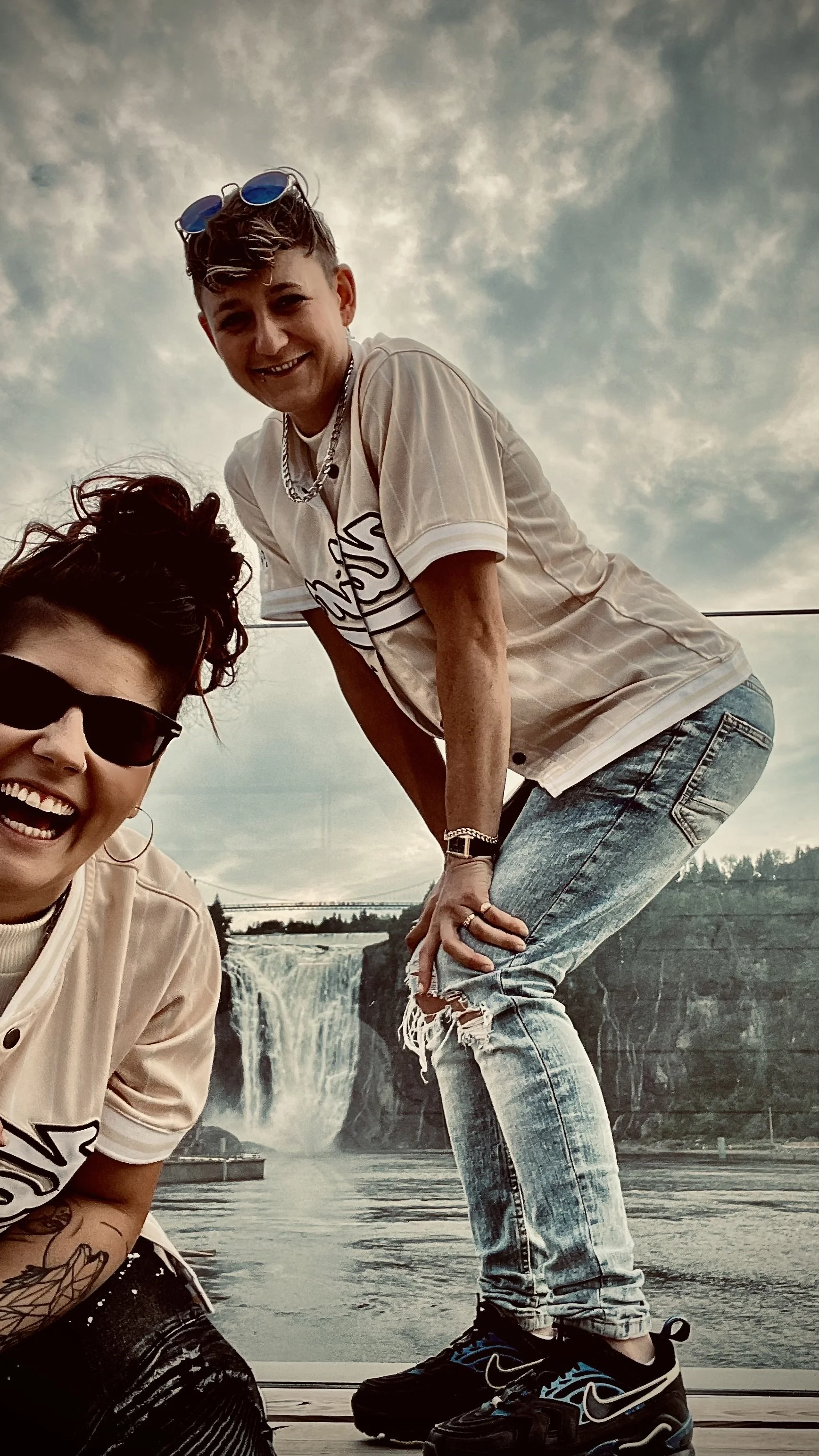 Couple de femme à la chute montmorency au Québec (copie)