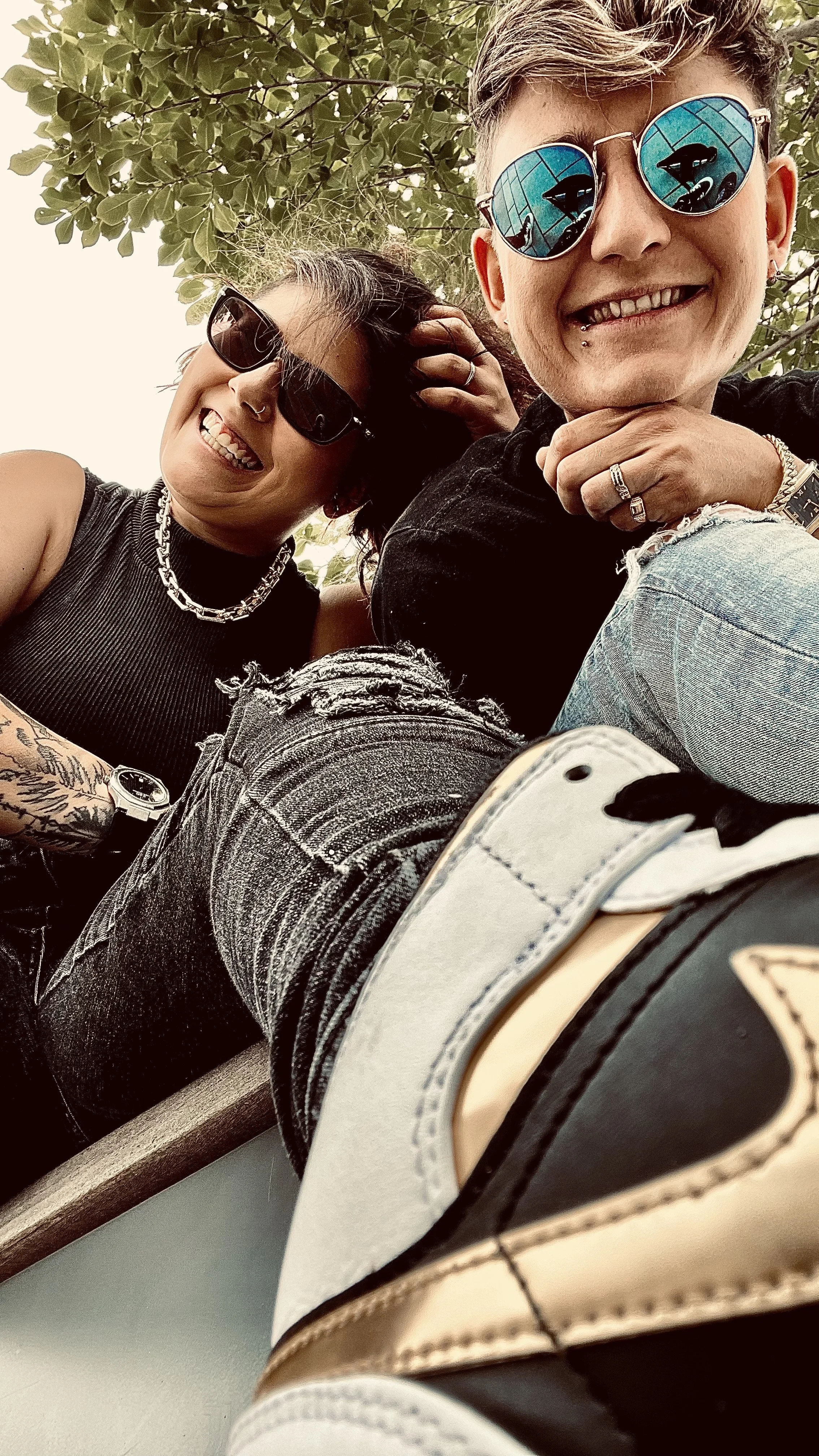 Couple de femmes au port de Montréal (copie)