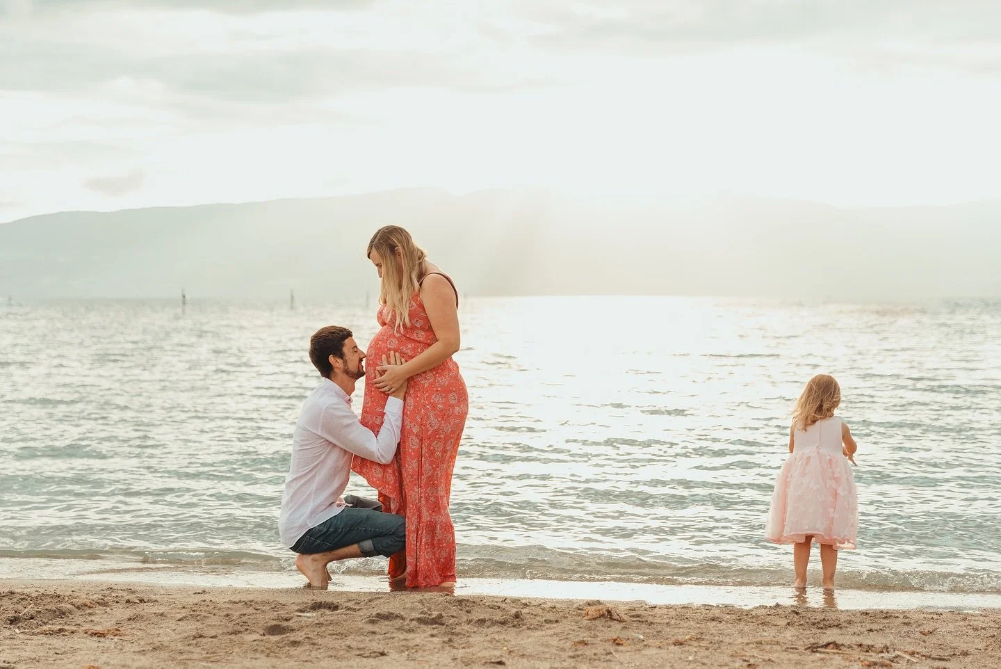 Demain,
J&rsquo;ai le plaisir de retrouver cette jolie famille pour leur 3&egrave;me s&eacute;ance!
Photo lors de notre premi&egrave;re s&eacute;ance lors de laquelle la petite &Eacute;lo&iuml;se &eacute;tait encore bien au chaud! 

Demain, nous sero