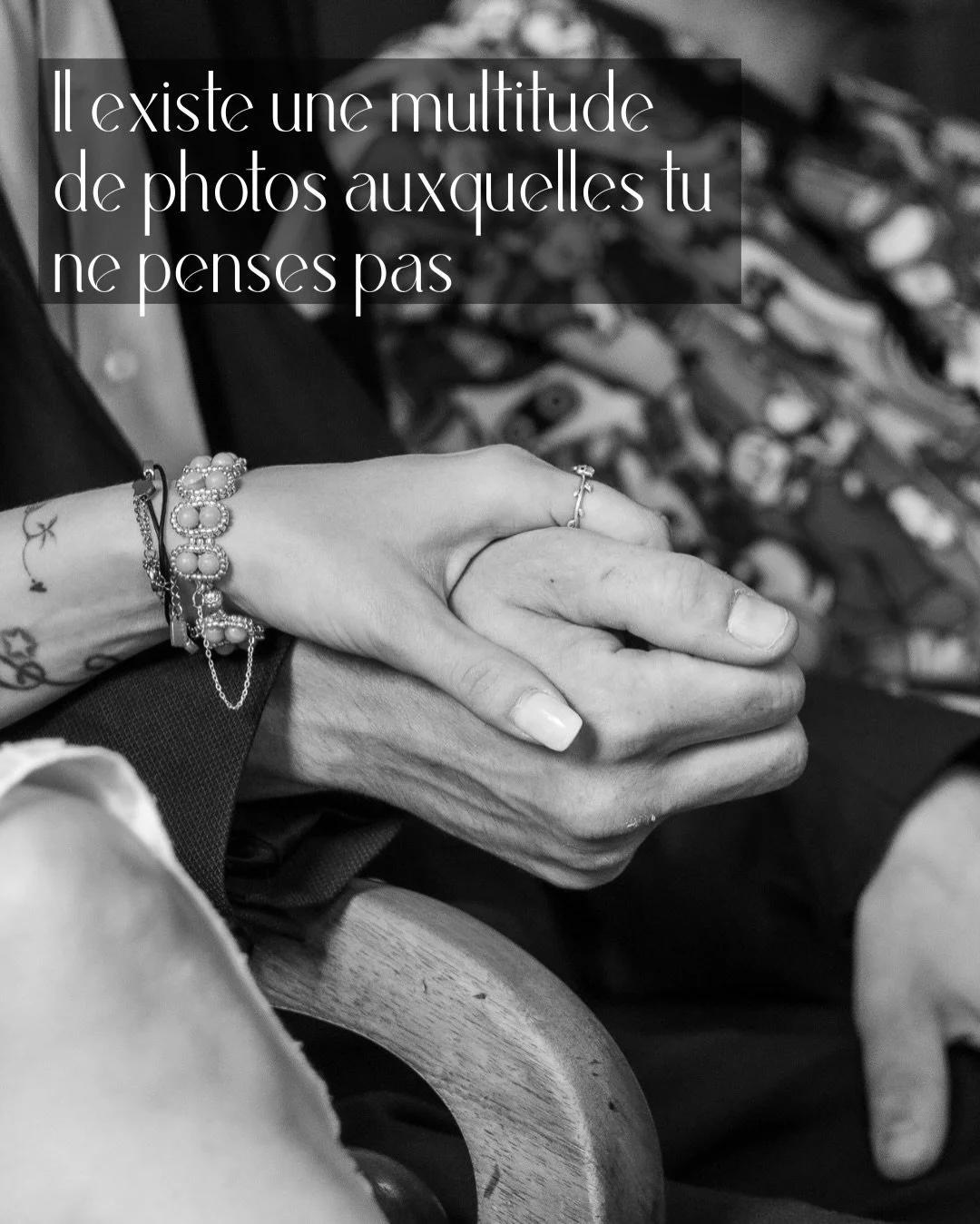 Tu visualises ton mariage : ta robe, le d&eacute;cor, le baiser devant l&rsquo;autel.
Mais les photos qui te feront pleurer dans 20 ans ? Ce ne sont pas celles-l&agrave;.

Ce sont les mains entrelac&eacute;es pendant la c&eacute;r&eacute;monie. Le re