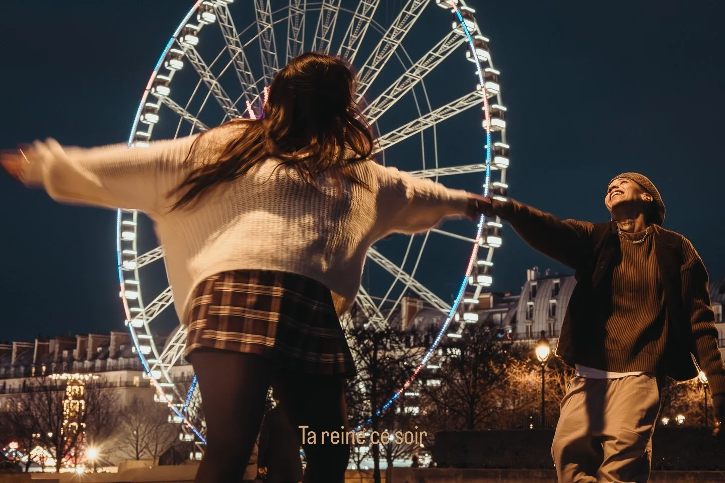 Ce moment o&ugrave; la joie prend tout le corps et qu&rsquo;on peut plus la retenir.
Paris. La nuit. Les lumi&egrave;res. Et elles, compl&egrave;tement libres.

C&rsquo;est &ccedil;a qu&rsquo;on veut capturer pour vous

On revient du 10 au 17 mai, in