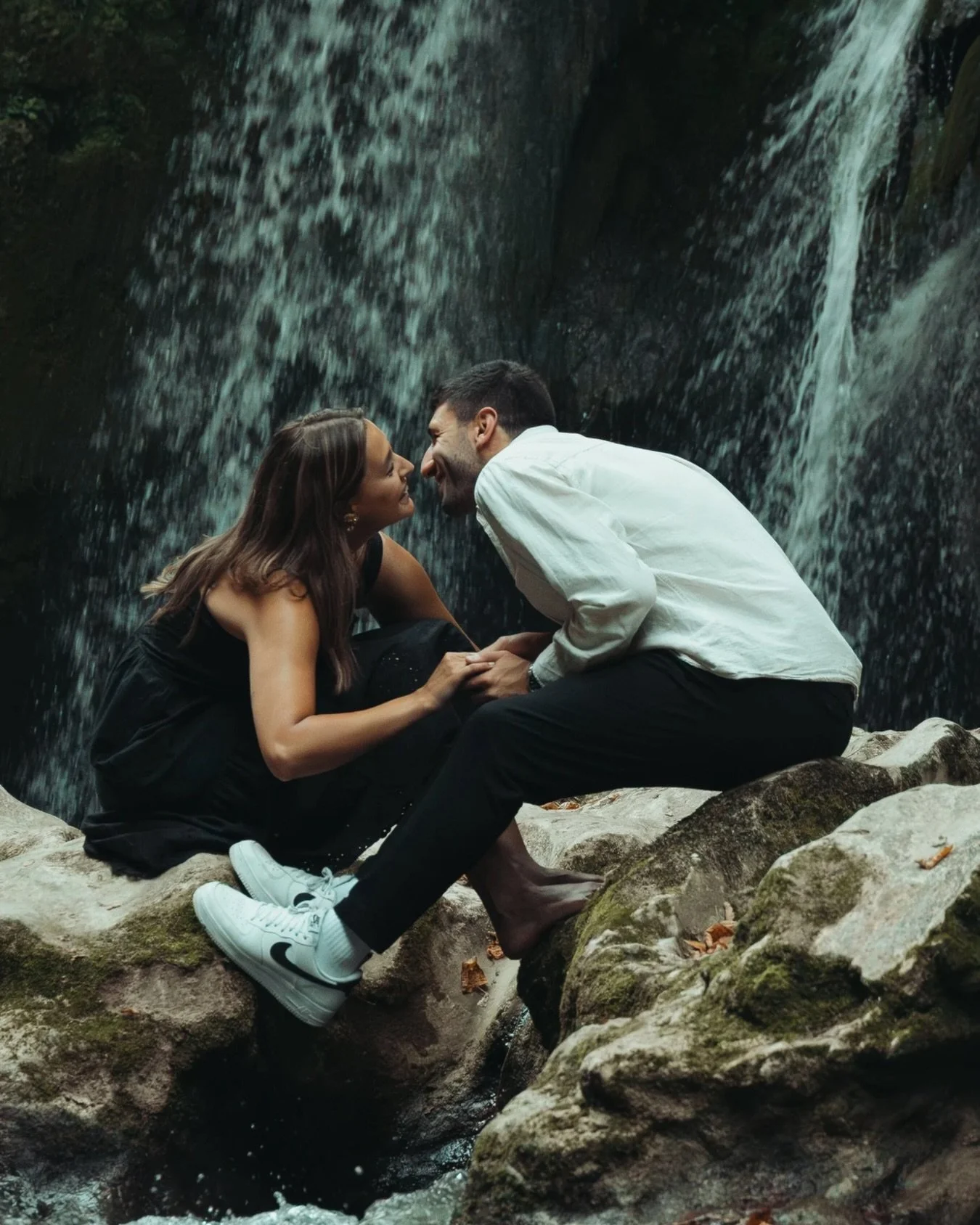 L&rsquo;eau qui tombe. Le bruit qui couvre tout.
Et eux, qui n&rsquo;entendent plus que l&rsquo;autre.

C&rsquo;est &ccedil;a que je veux capturer pour vous.

Marie &amp; Mathilde &mdash; vos photographes 🖤

photographe de couple &middot; cascade &m