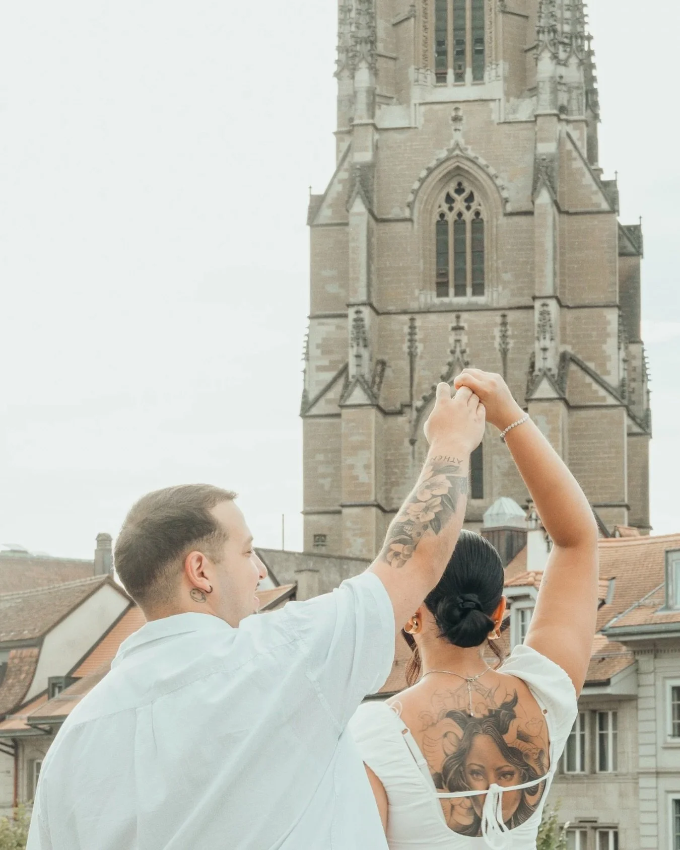 Il y a des couples qui reviennent.
Ceux qui t&rsquo;ont fait confiance une premi&egrave;re fois &mdash; pour capturer l&rsquo;attente, le ventre rond, la vie qui arrive.
Et qui reviennent pour la suite.
Pour le jour o&ugrave; ils ont dit oui.

Et pui