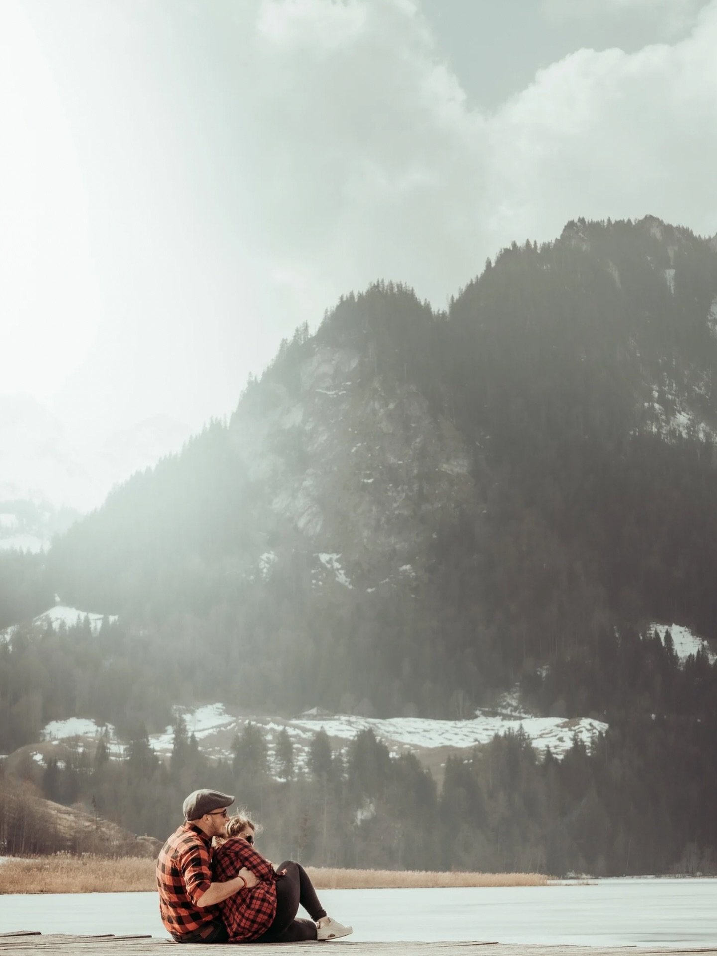 Juste eux deux. Le lac gel&eacute;. La montagne qui veille.
Certaines s&eacute;ances, elles ressemblent &agrave; une pause dans le temps.

Kevin &amp; Zo&eacute; &mdash; Schwarzsee 🖤

Marie &amp; Mathilde &mdash; vos photographes

s&eacute;ance coup