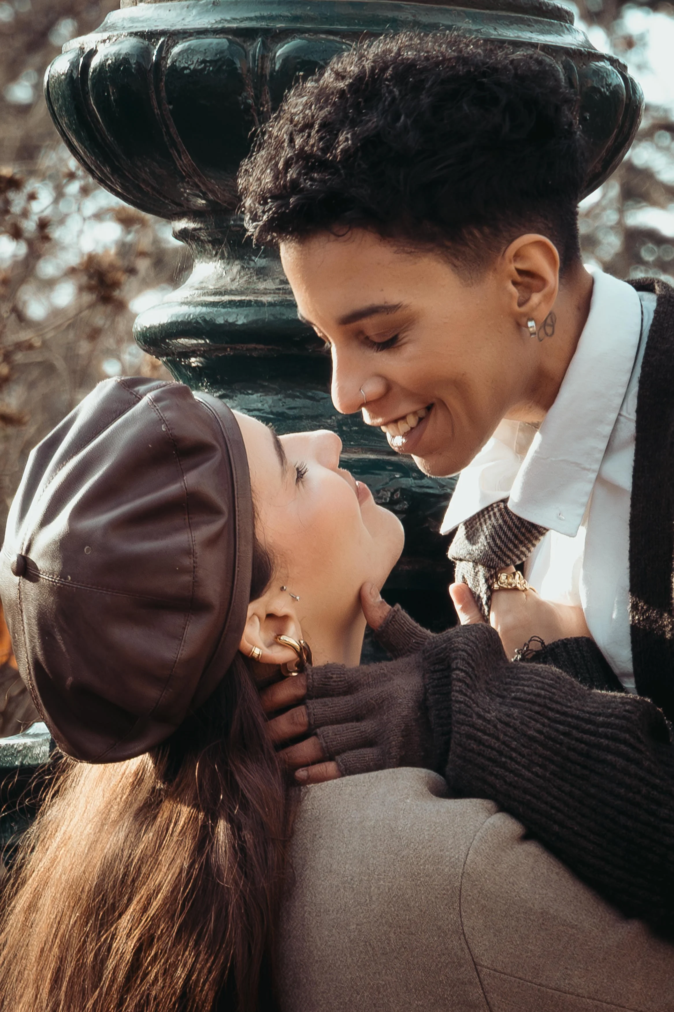 Dalila et Chelcie, couple de lesbienne se regarde tendrement au pied d'un lampadaire