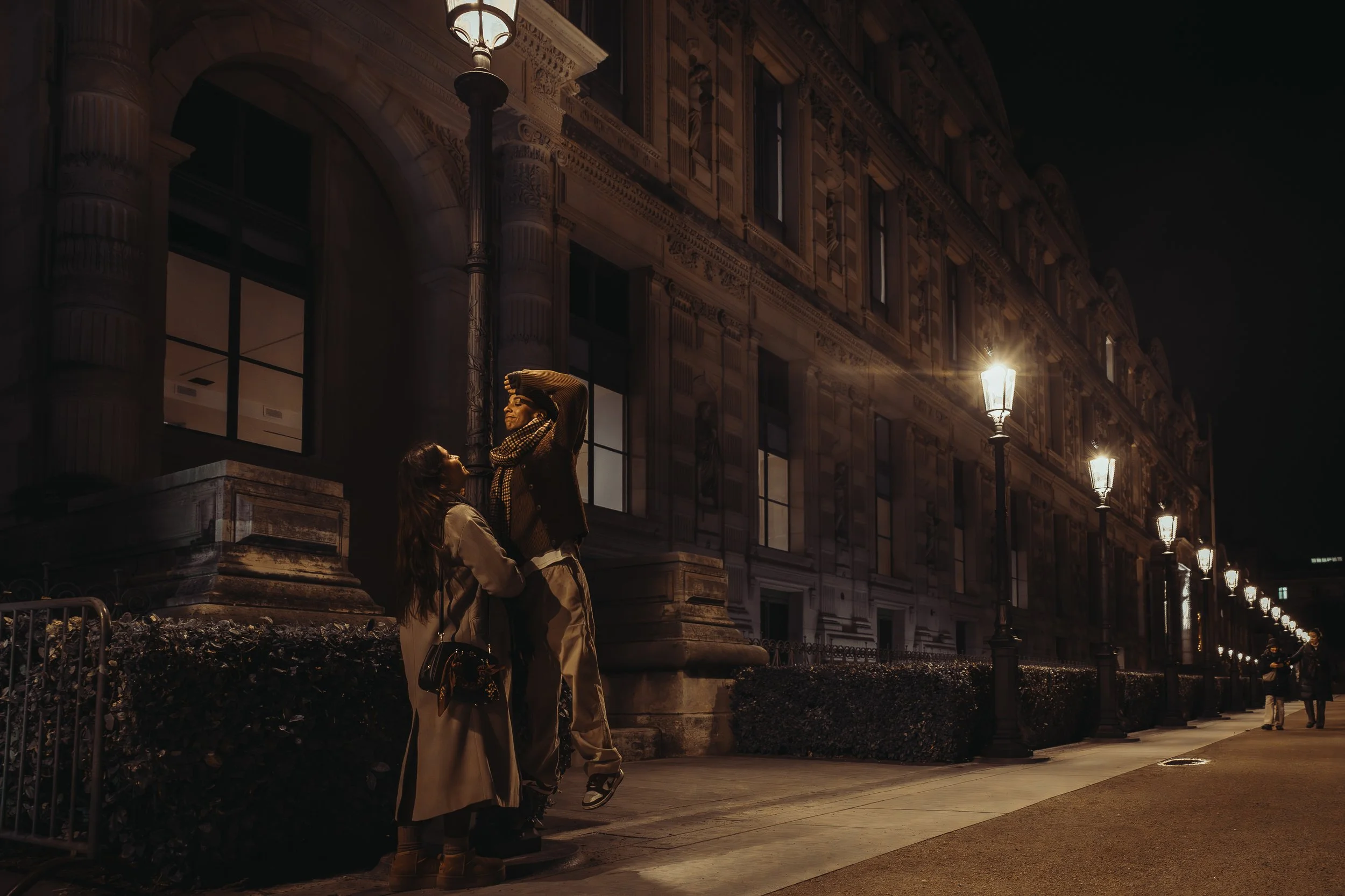 DalilaEtChelcie_LampadaireLouvre-16.jpg