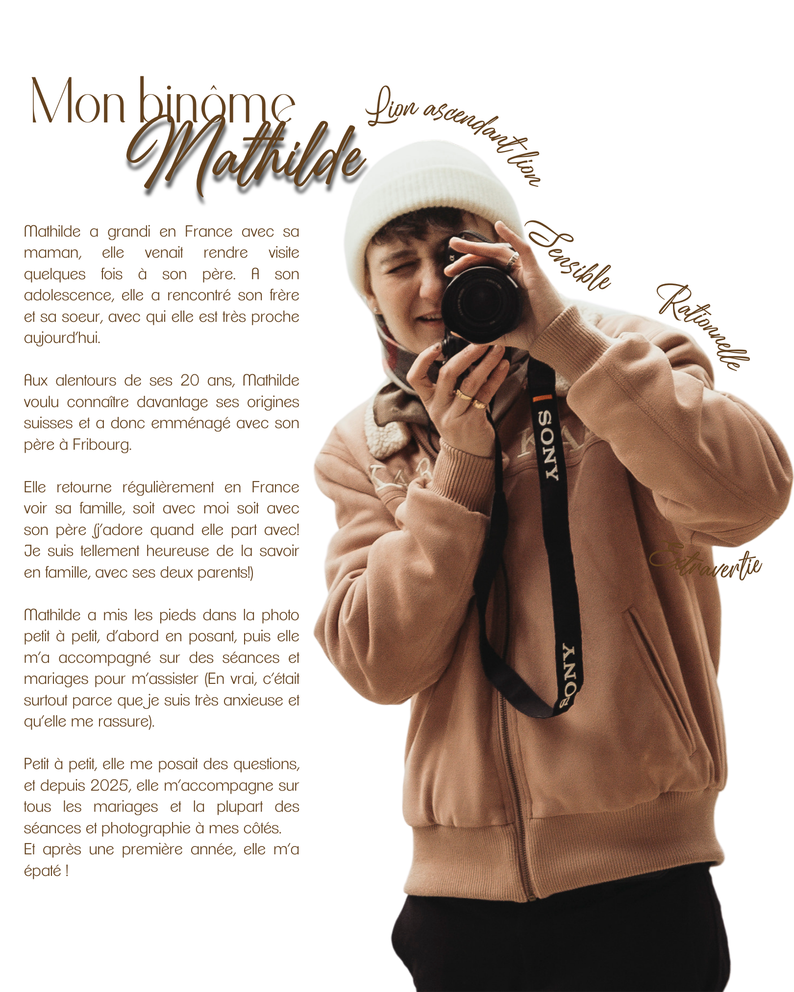 Une jeune femme souriante avec un sweat à capuche beige et un bonnet blanc, prenant une photo avec un appareil photo Sony