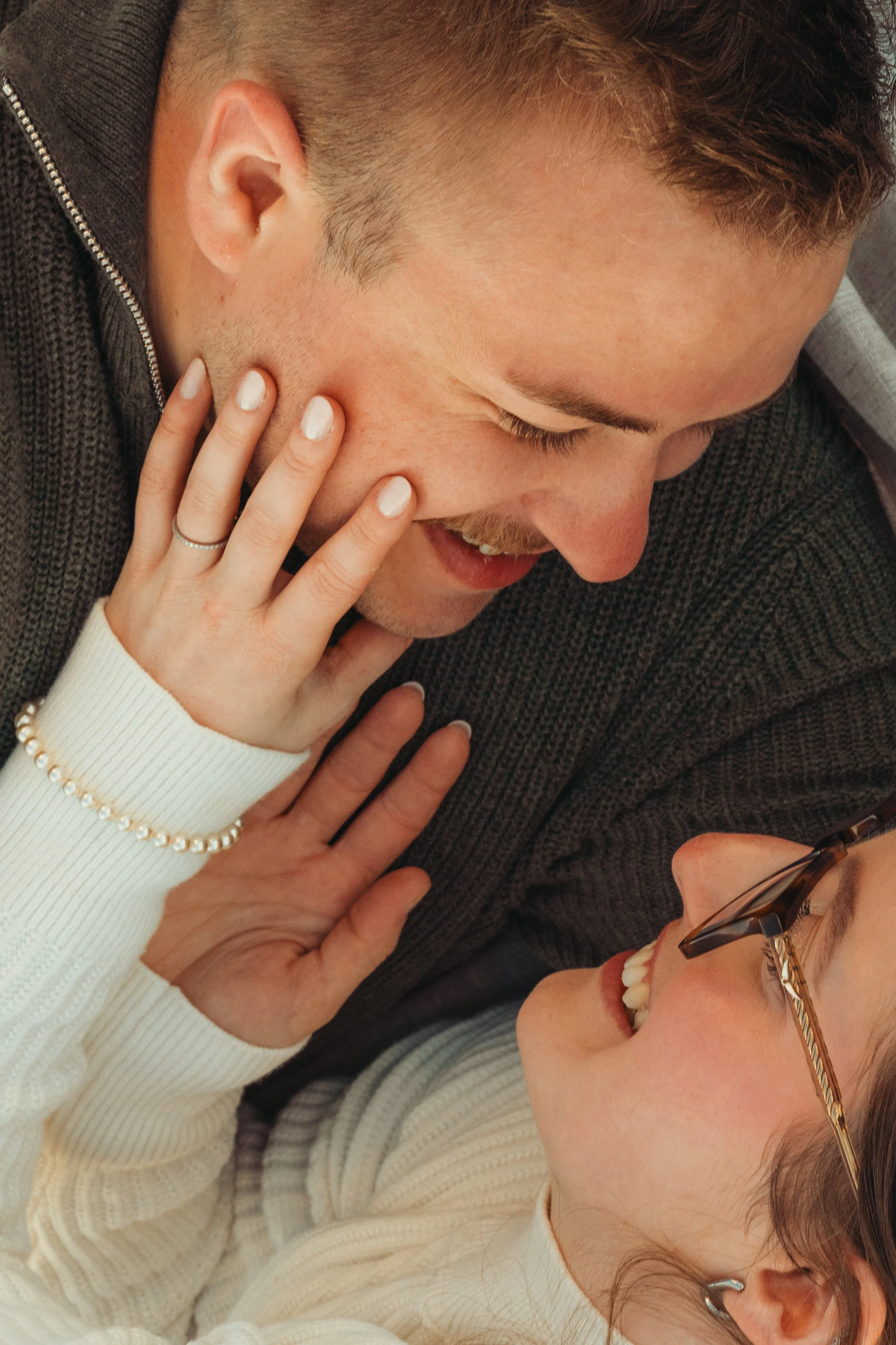 Deux personnes, une homme et une femme, sont en contact étroit, le visage de la femme est proche du visage de l'homme, ils semblent partager un moment de tendresse.