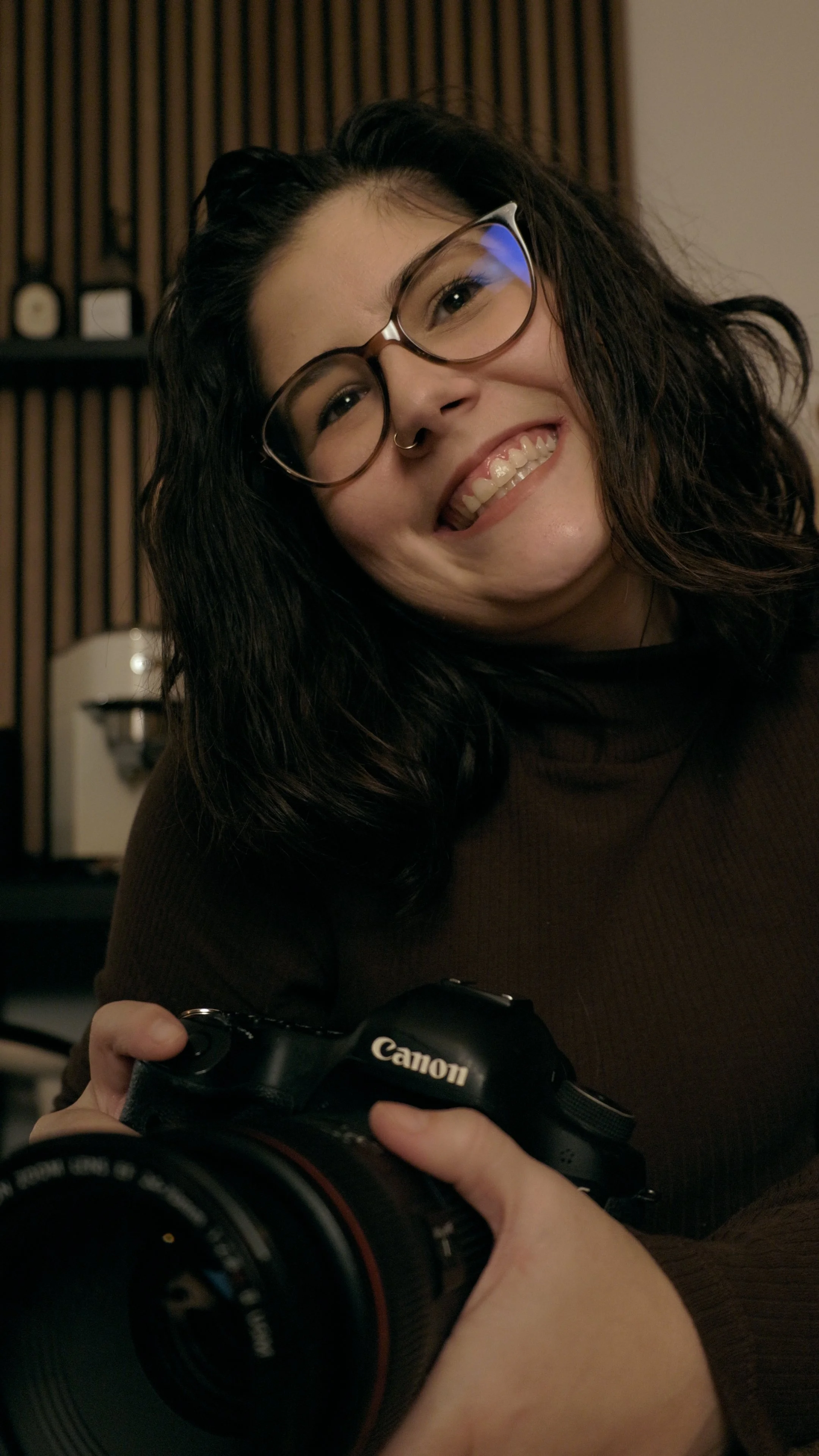 Portrait de Marie Monod Photographe d'émotions en Suisse  à Fribourg. Elle propose du mentoring pour photographes, et une formation pour l'accueil de couple queer.