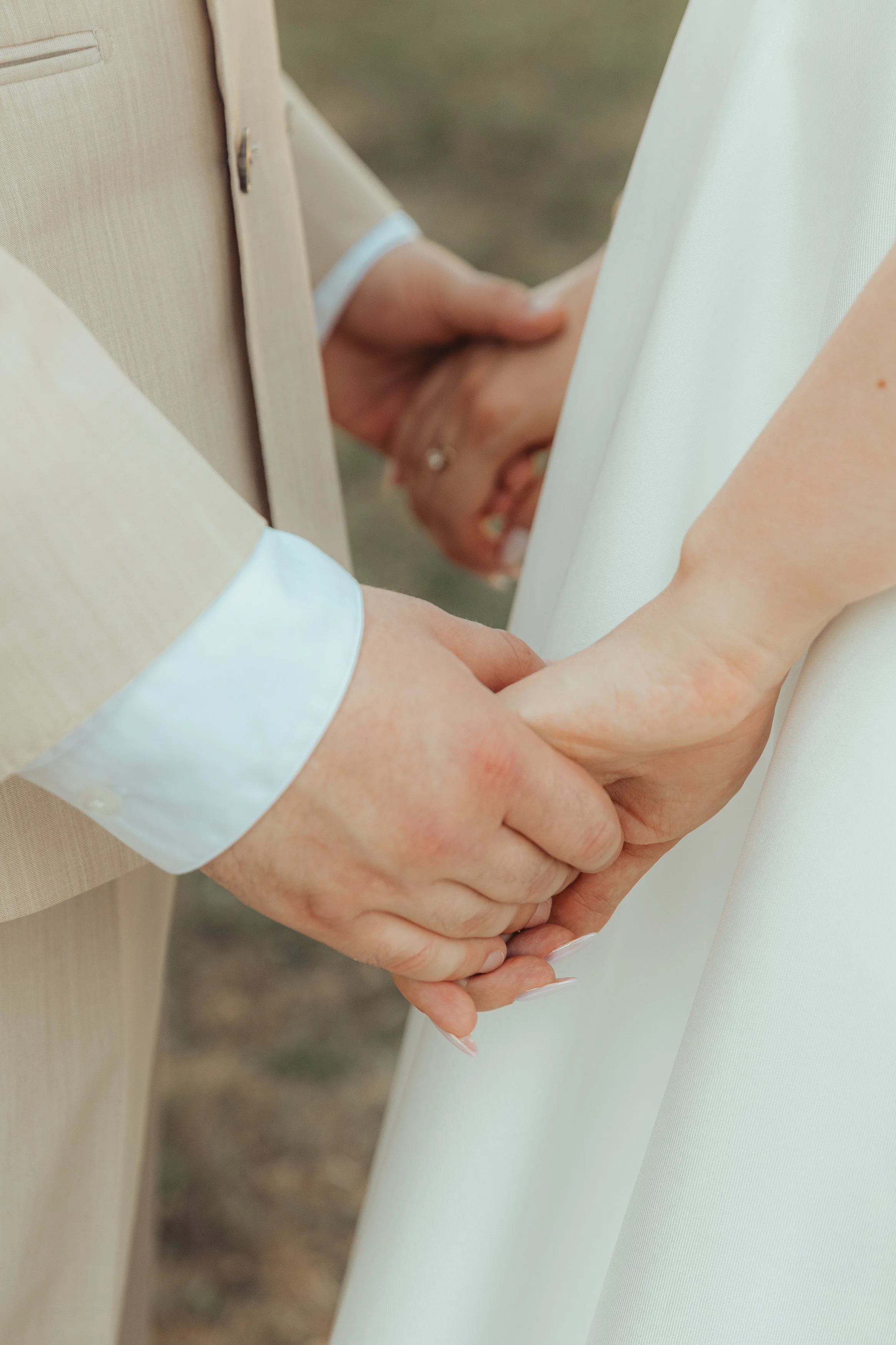 Deux personnes s'échangent une poignée de main lors d'une cérémonie de mariage.
