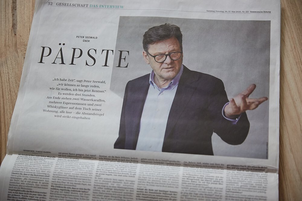 Portraits von Bestsellerautor Peter Seewald f&uuml;r die @sz. Ein tolles Interview zu seinem neuen Buch &bdquo;BENEDIKT XVI, Ein Leben&ldquo;.
.
Ein Portrait zu Corona-Zeiten mit eingehaltenem Sicherheitsabstand in meinem Studio in M&uuml;nchen 📸 .
