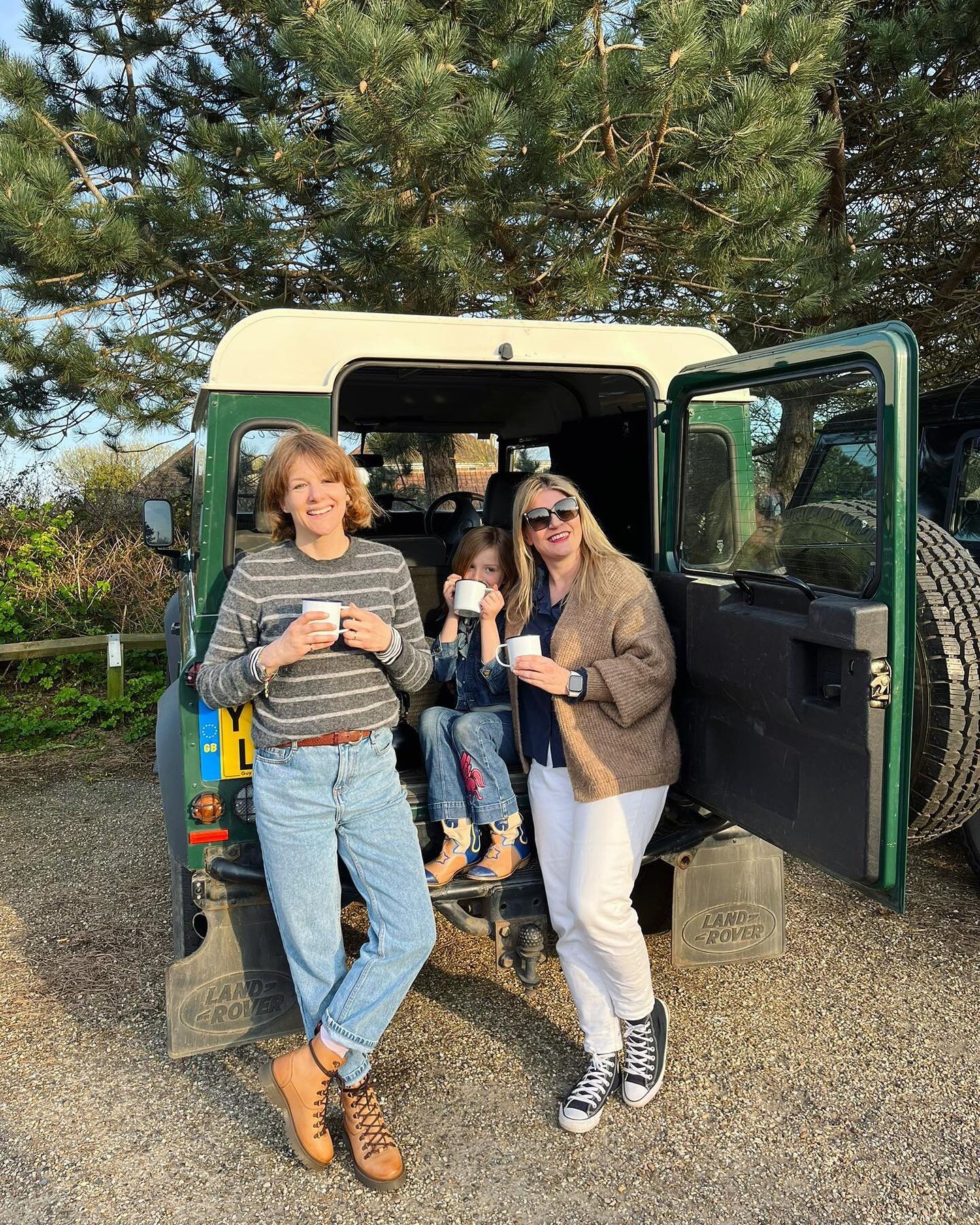 A best weekends are filled with friends, tea and spring things 🌱🐑
.
.
#babylambs #landroverdefender #landroverlife #landylove #suffolkcoast #suffolklife