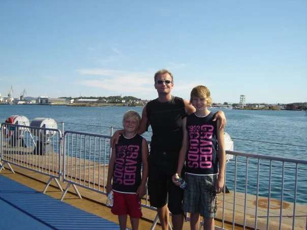  Espen med sønnene Aleksander til venstre og Christian til høyre Foto: Espen Sørum