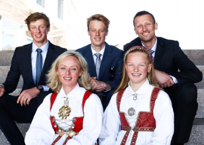 PYNTET FAMILIE. En sjelden gang byttes treningsklær ut med finstas. Bakerst, fra venstre, ser vi Martin, Markus og Jostein. Foran sitter Eli Janne og Emilie. Foto Malen Eriksen