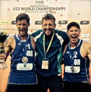 EN GOD DAG PÅ JOBB. I 2014 var Jostein rekruttlandslagssjef da Hendrik Nikolai Mol (til venstre) og Lars Fredrik Tvinde (til høyre) tok sølvmedalje i u-23-VM i sandvolleyball. Foto: Frode Tvinde