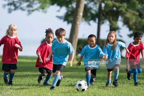 UNGE HÅPEFULLE. Kanskje noen av disse drømmer om å bli morgendagens City-stjerner? Bildet er hentet fra Getty Images sine hjemmesider: https://www.gettyimages.no/detail/photo/little-boy-kicking-a-soccer-ball-royalty-free-image/514165636?esource=SEO_GIS_CDN_Redirect