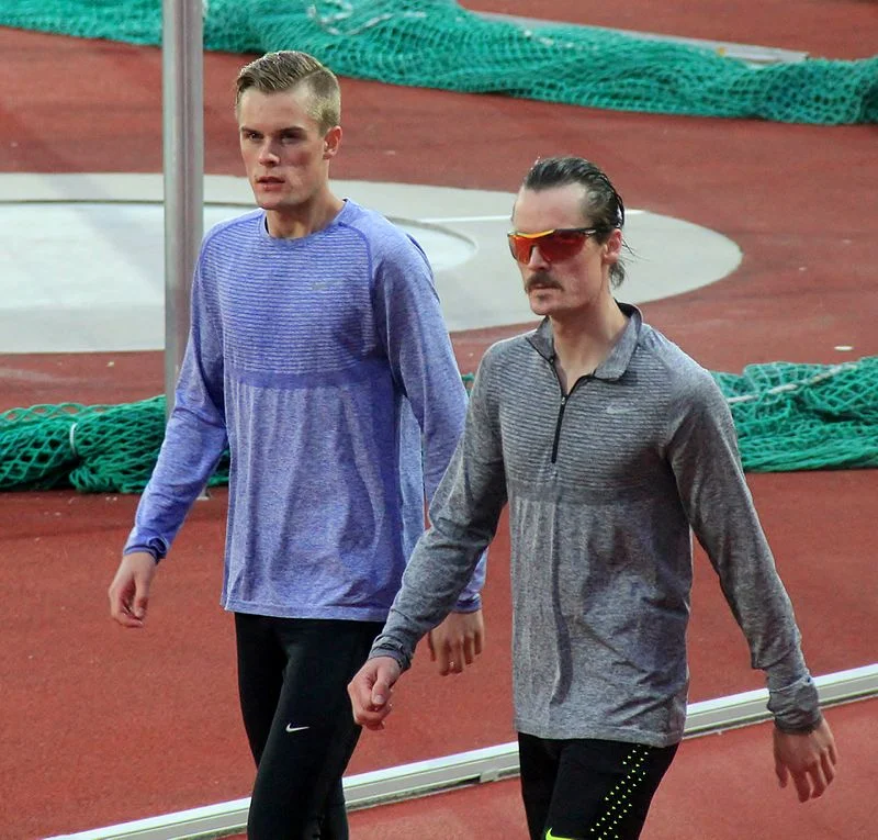 MÅ TETTE HULL: Henrik og Filip kan ikke ta alt treneren sier for god fisk. Foto: Chell Hill.